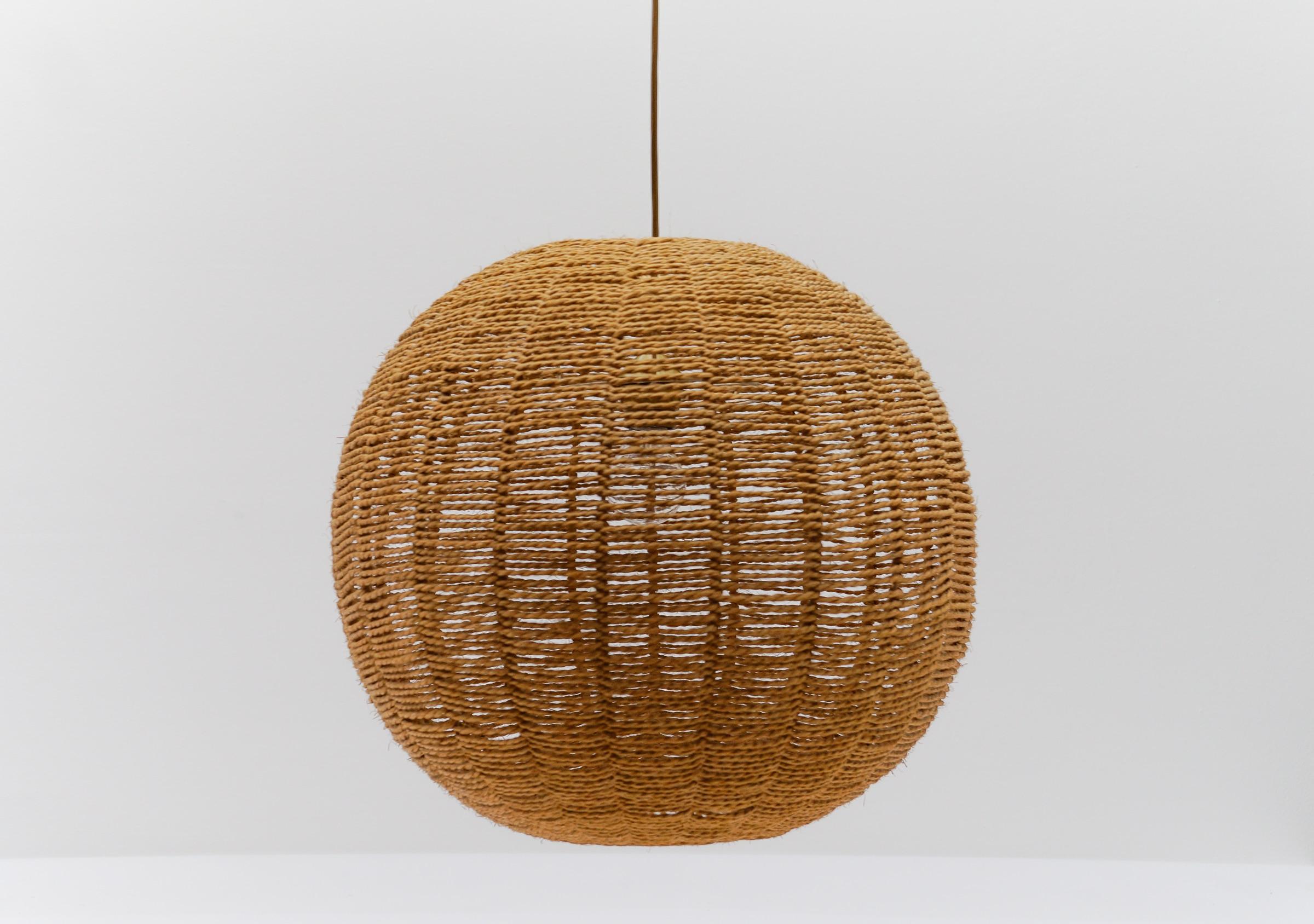 Rare and Huge Jute Globe Pendant Lamp, 1960s Metal en venta