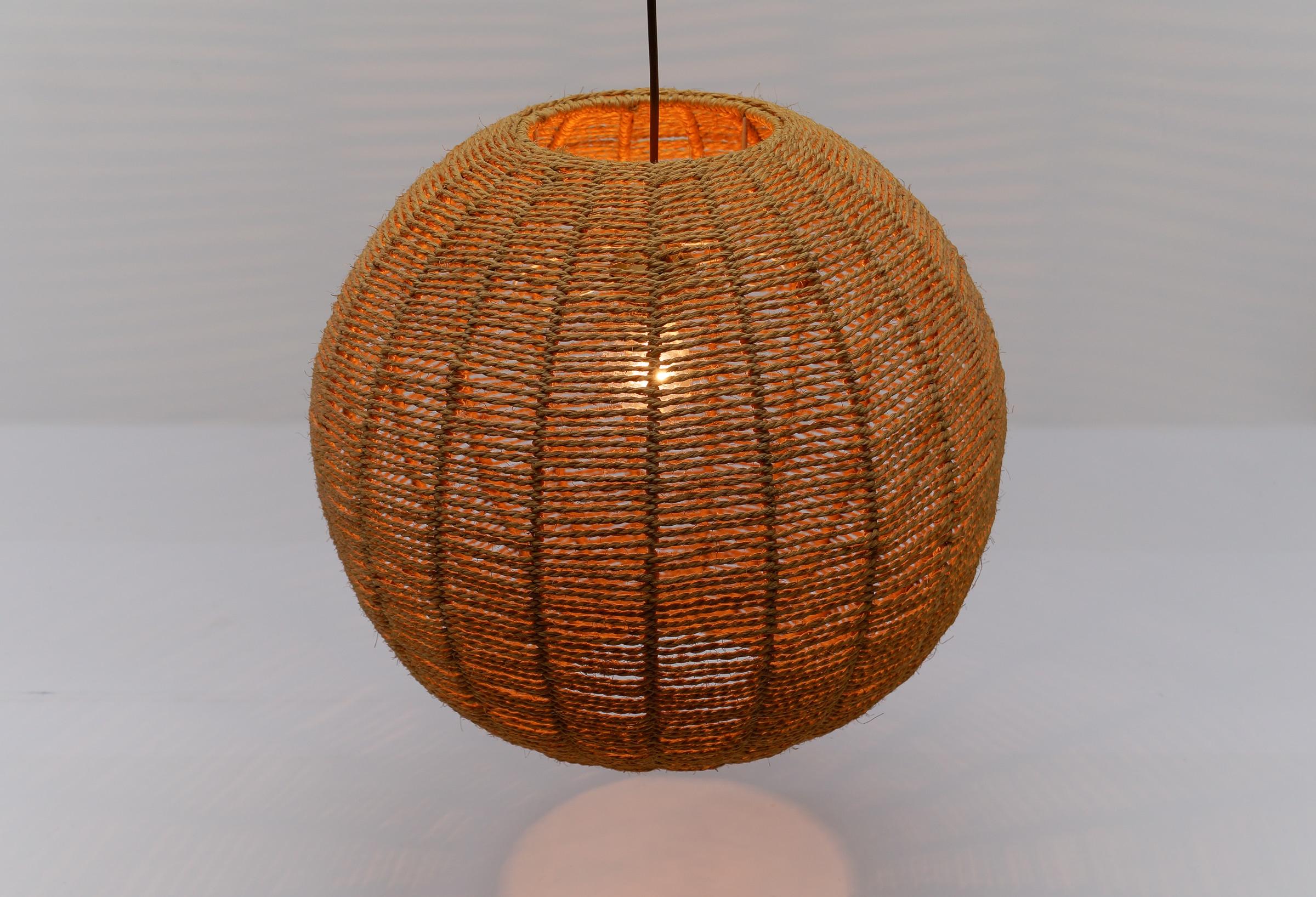 Rare and Huge Jute Globe Pendant Lamp, 1960s en venta 1
