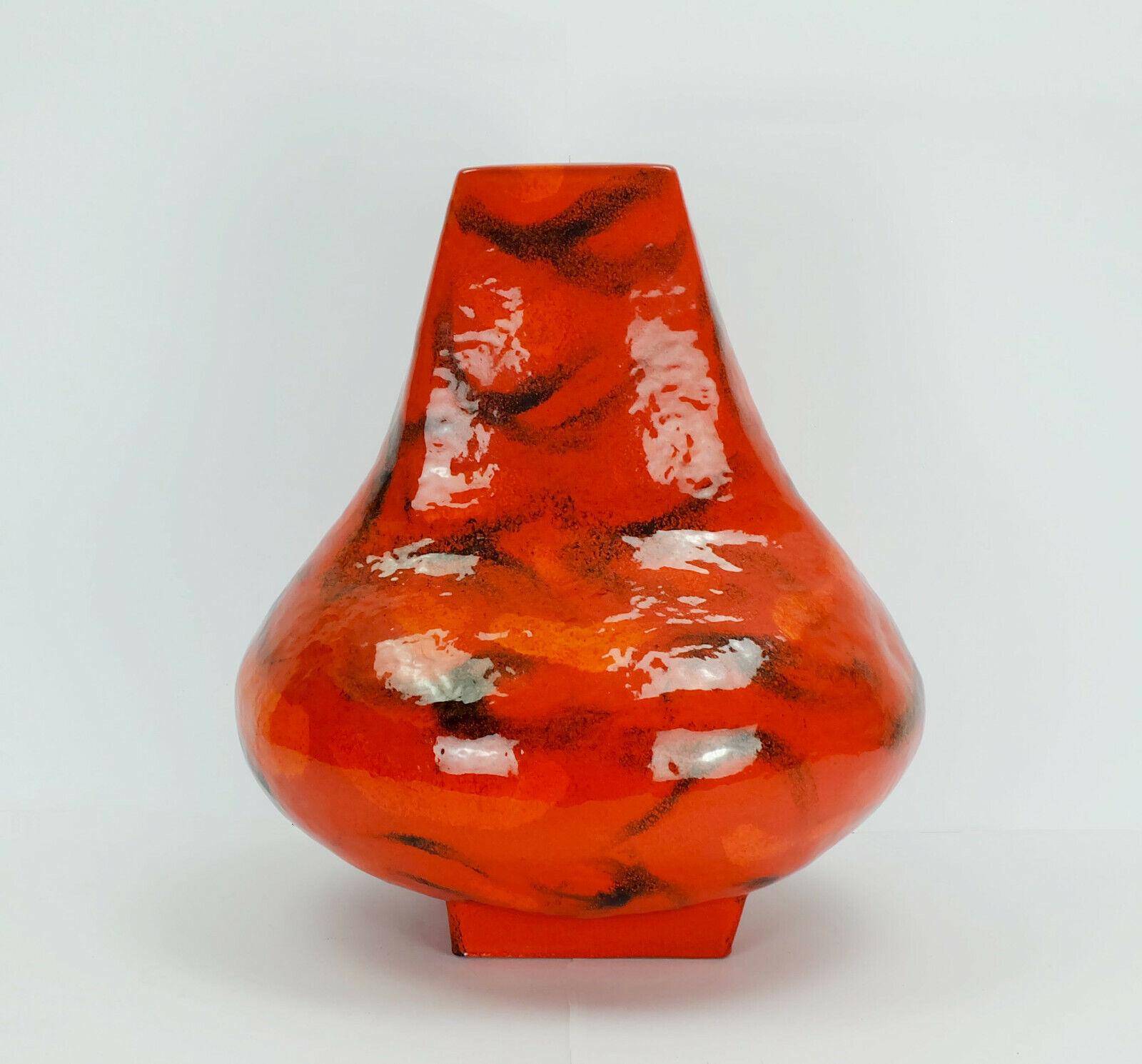 Sehr seltene und große Bodenvase aus Keramik aus den 1970er Jahren. Entworfen von Lilo Pragher für Karlsruher Majolika. Modell 7573. Intensive rote Glasur mit abstraktem Muster in Orange und Schwarz.

Höhe 19 3/4