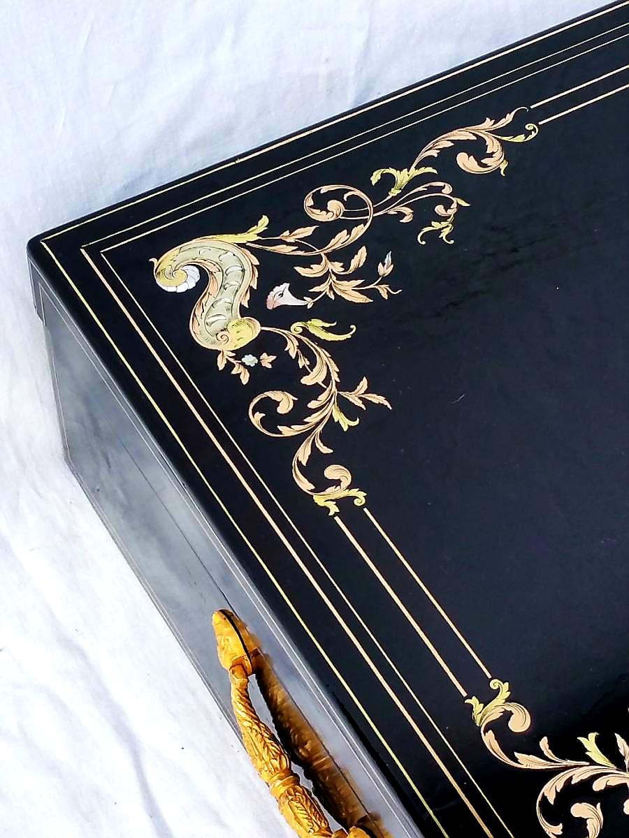 Rare and large apothecary pharmacy cabinet box in Boulle style marquetry in Napoleon III Signed Weber.
Exceptionally big dimension cabinet box of apothecary in marquetry using beautiful materials on blackened wood, the interior is a removable box