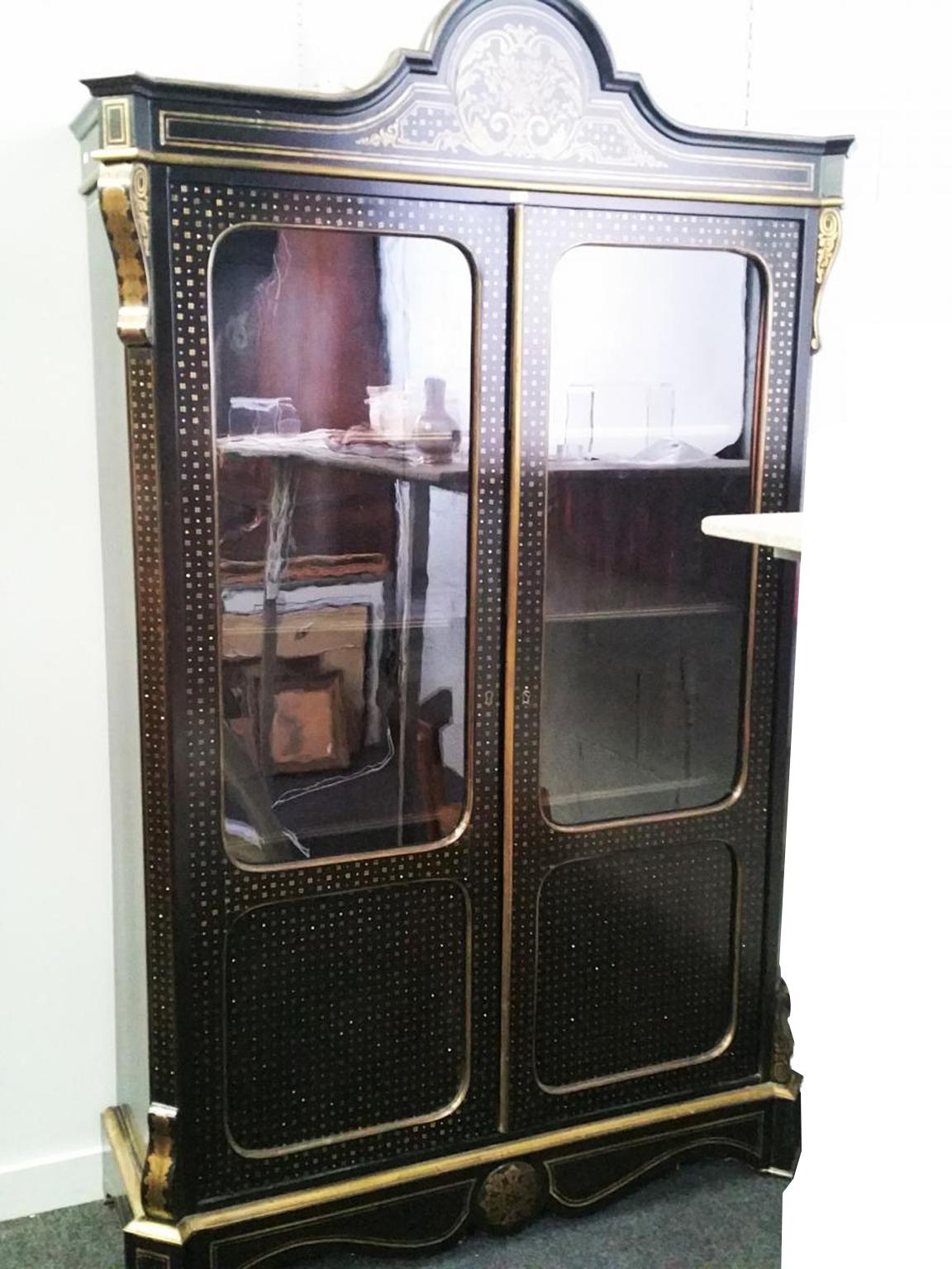 Rare and huge vitrine bookcase 2 doors in ebony veneered marquetry in Boulle style in Brass filets and Brass and Burgau Mother of Pearl stars inlay.
The inside part has 3 removable shelves with its original key and lock functioning .Il manque sur