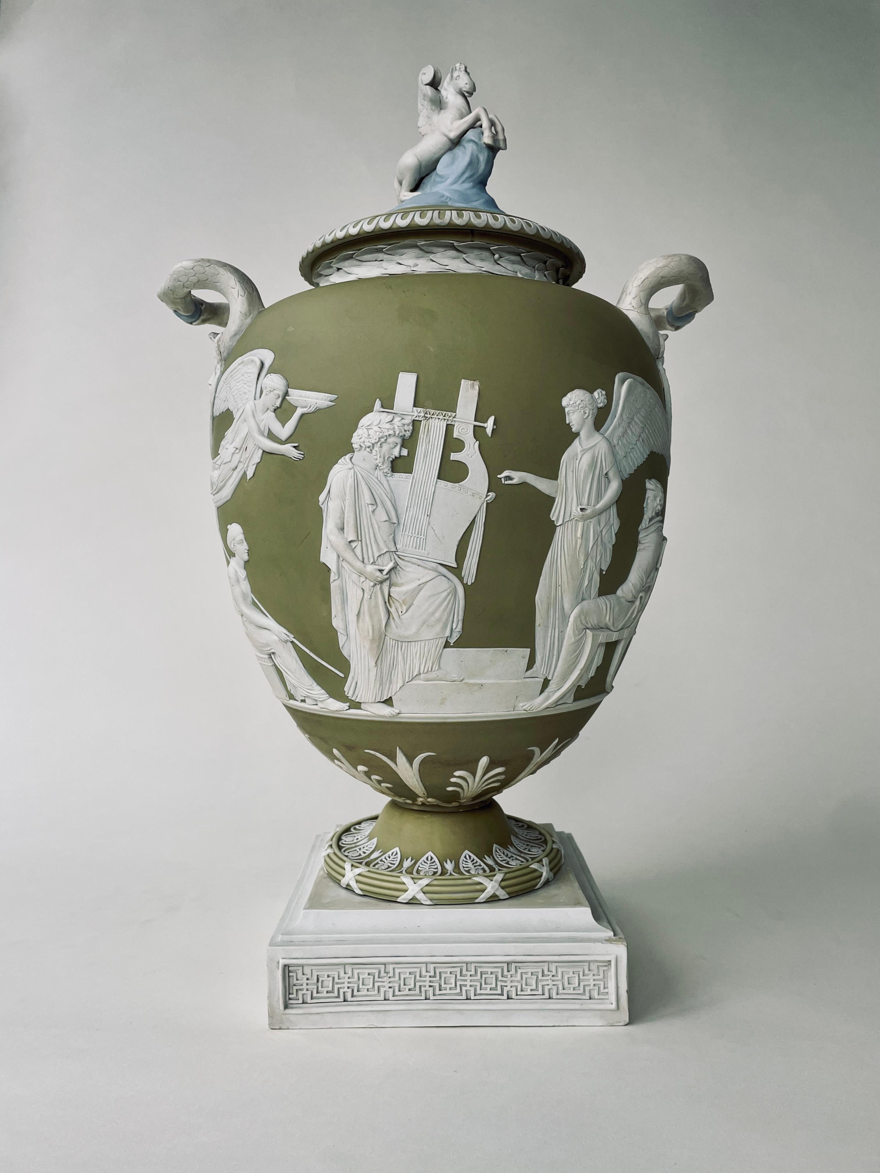 Etruria, Staffordshire, c. 1786, baño verde sobre loza de jaspe blanco macizo con bajorrelieves blancos aplicados y finamente labrados; cuerpo oviforme aplanado en los hombros; tapa abovedada con la figura de Pegaso moldeada en la parte superior,
