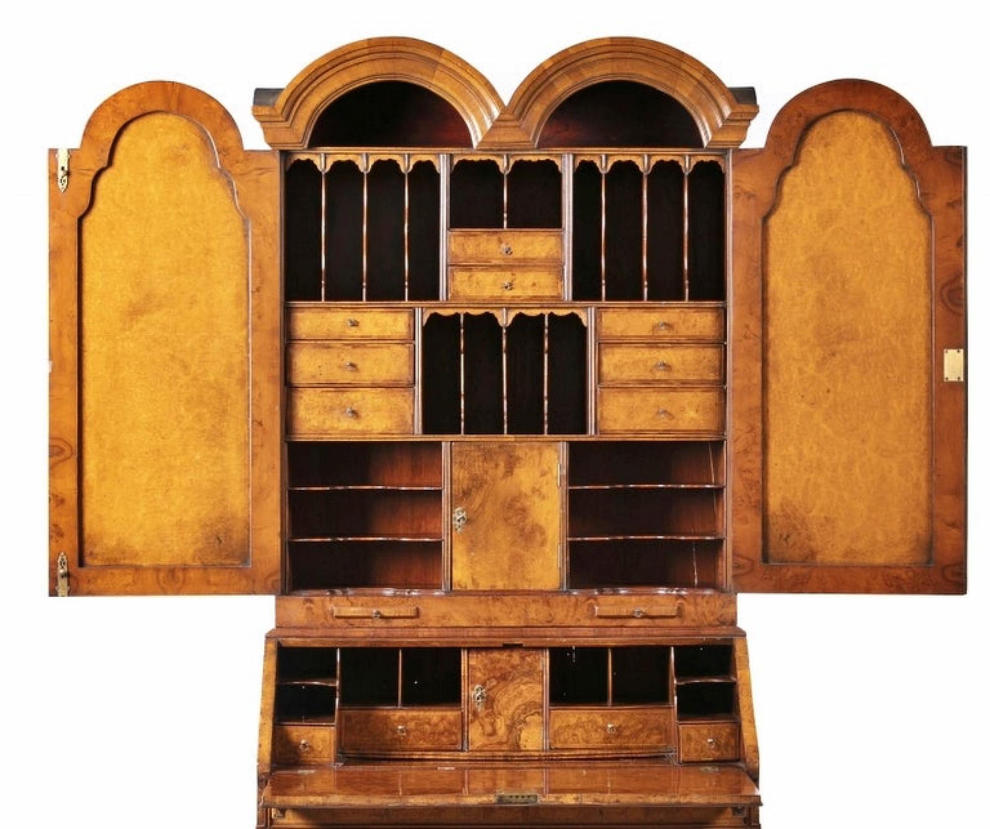George I cabinet with elevation
English, in mahogany and partridge's eye
18th Century.
Top with two interior doors with drawers, door and bins.
Bottom with two drawers and two big drawers.
Folding top with drawers and bins.
Signs of