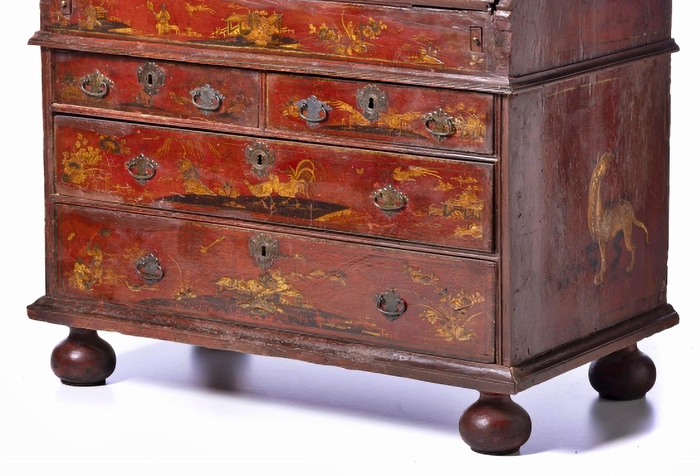 RARE ET IMPORTANTE STATIONNAIRE ANGLAISE GEORGE III 18ème siècle

en bois laqué dans les tons de rouge.
Décor de chinoiseries dorées représentant des oiseaux, des animaux fantastiques et des pagodes, avec deux tiroirs et deux grands tiroirs.