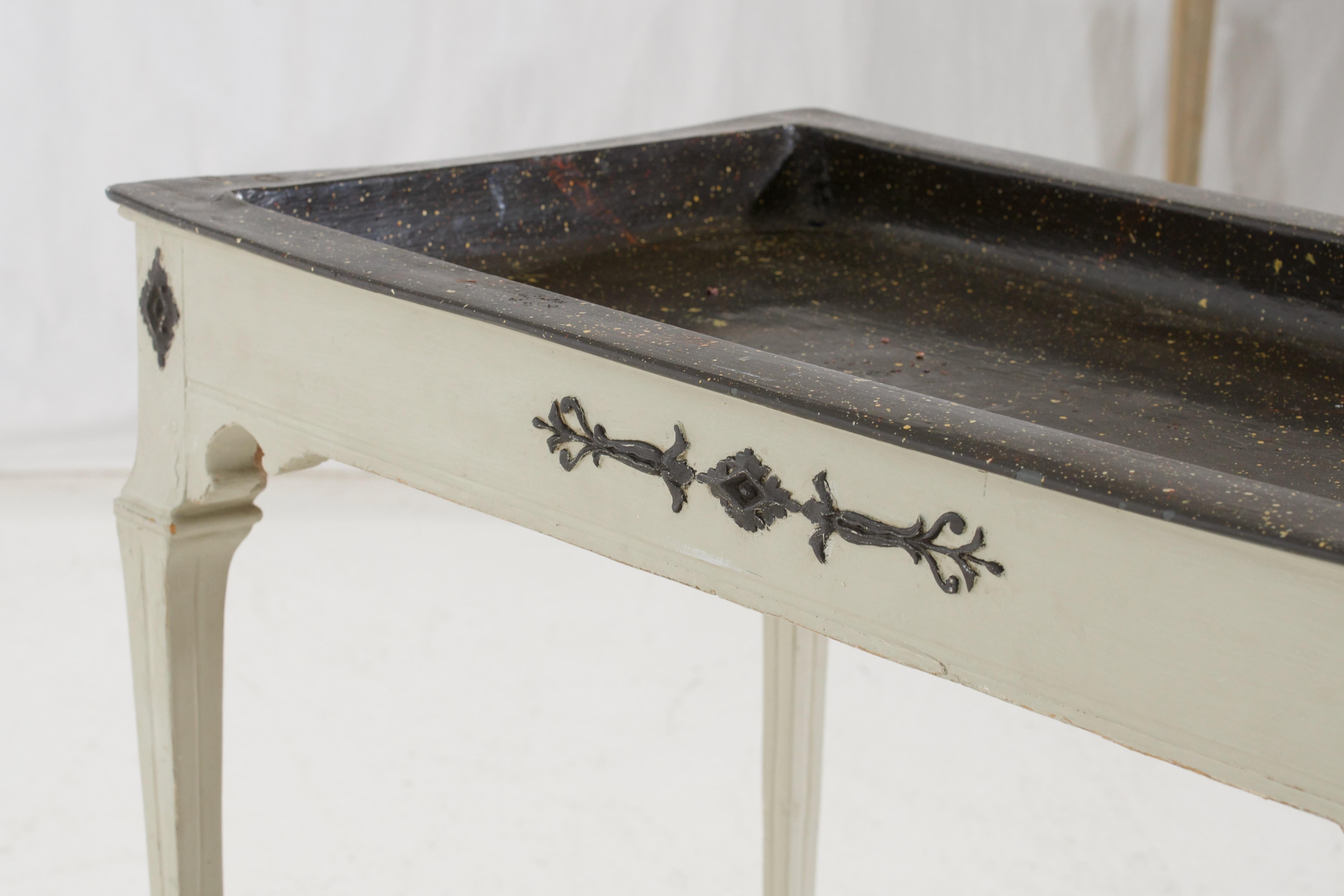 Rare and important Gustavian tray table, circa 1770. For Sale 2