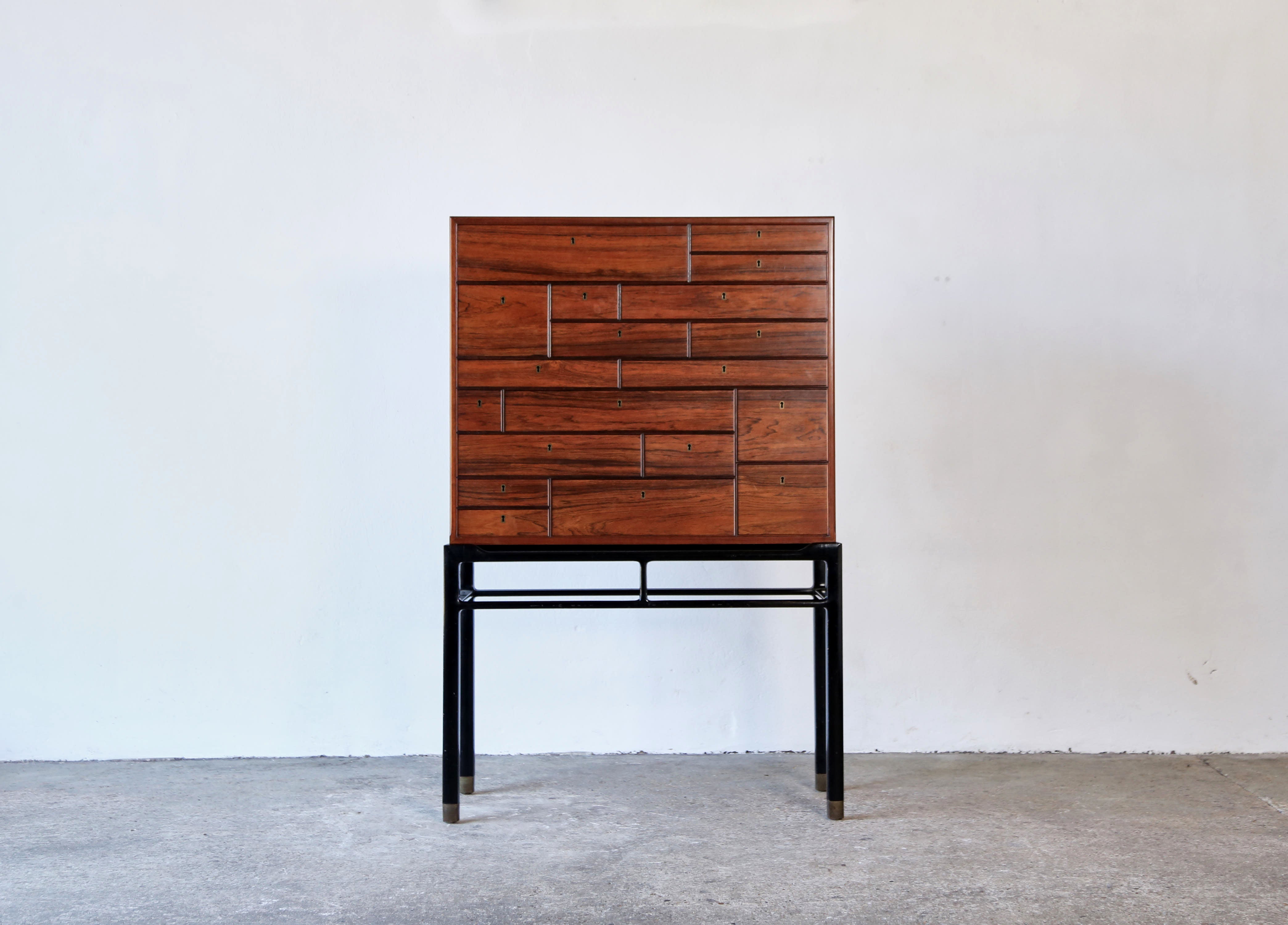 Rare et importante armoire sur pied Jørgen Berg, modèle n° 24190, exécutée par le maître ébéniste William Christensen, Danemark, dans les années 1960 pour le grand magasin de luxe danois Illums Boighus, Copenhague, Danemark.   En bois plaqué de