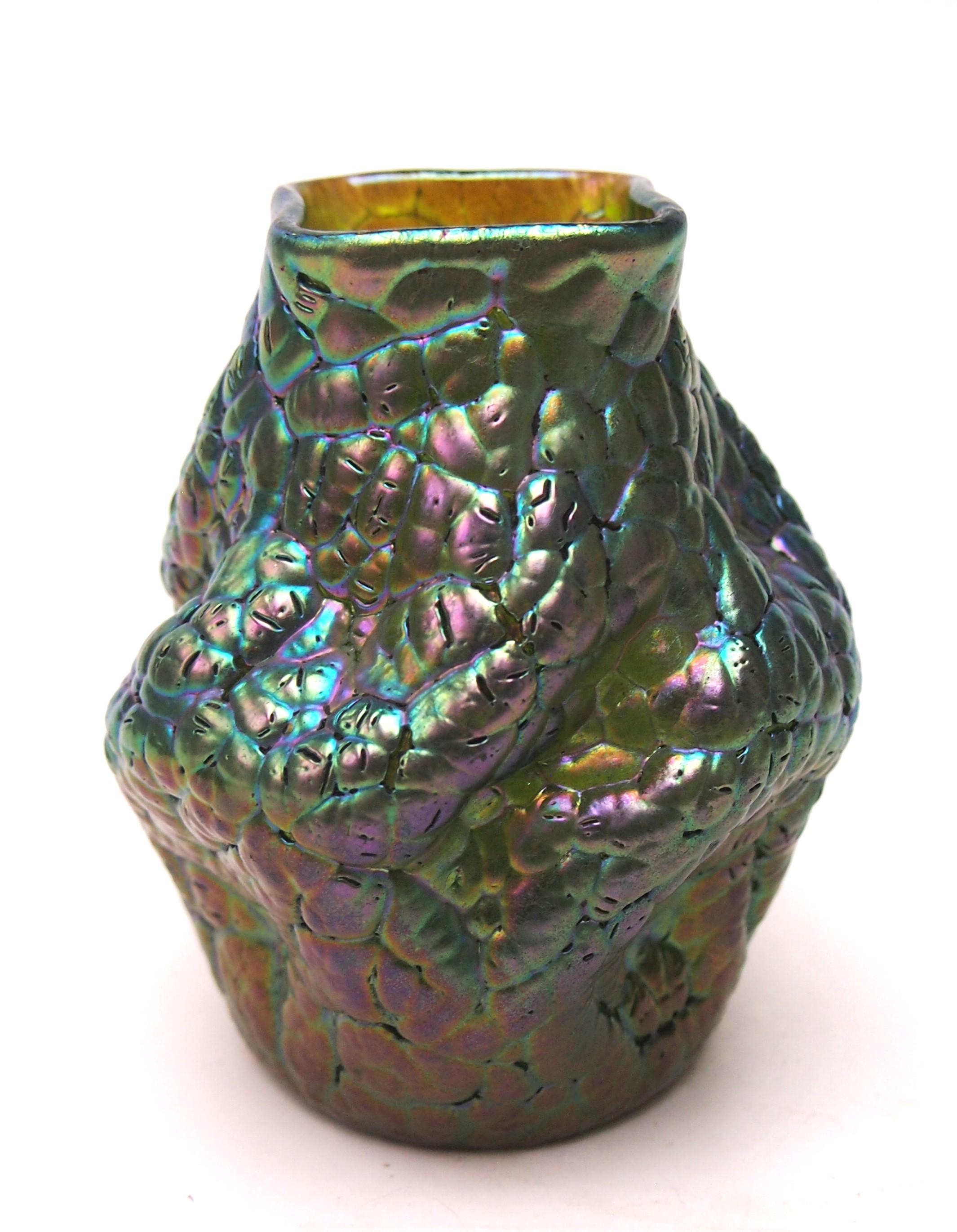 Un superbe vase Loetz Phaenomen entièrement documenté. Cet exemple est documenté en tant que modèle Phaenomen PG 377 et la couleur est appelée Calle (vert) - verre craquelé fusionné avec des granules métalliques marbrés - Ce style est parfois appelé