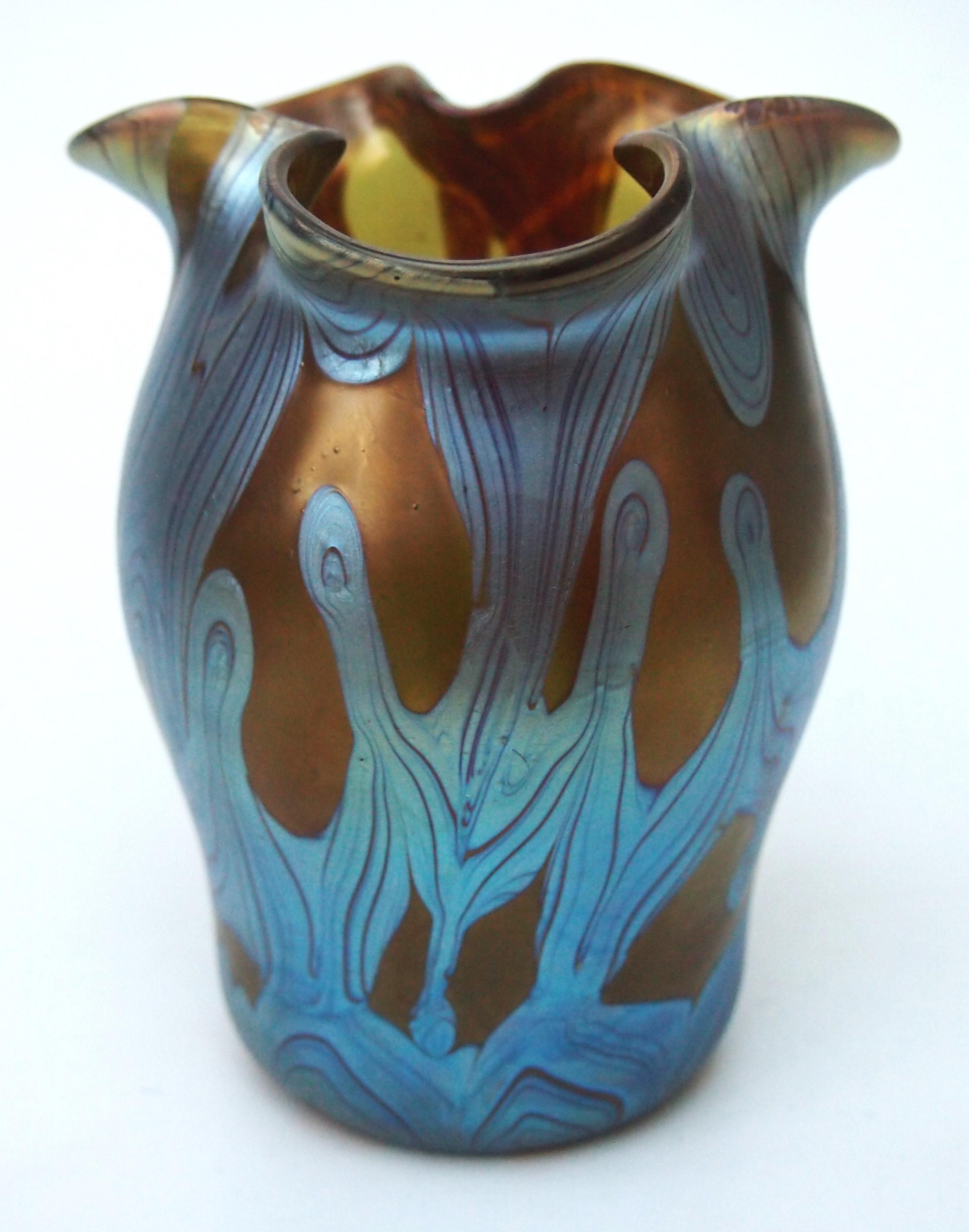 Vase Loetz Phaenomen exceptionnel et entièrement documenté. Cet exemple est documenté comme le motif PG 29 de Phaenomen, la couleur est appelée bronze et il y a une traînée d'argent bleu qui donne un effet de fenêtre. Il est étonnant de constater
