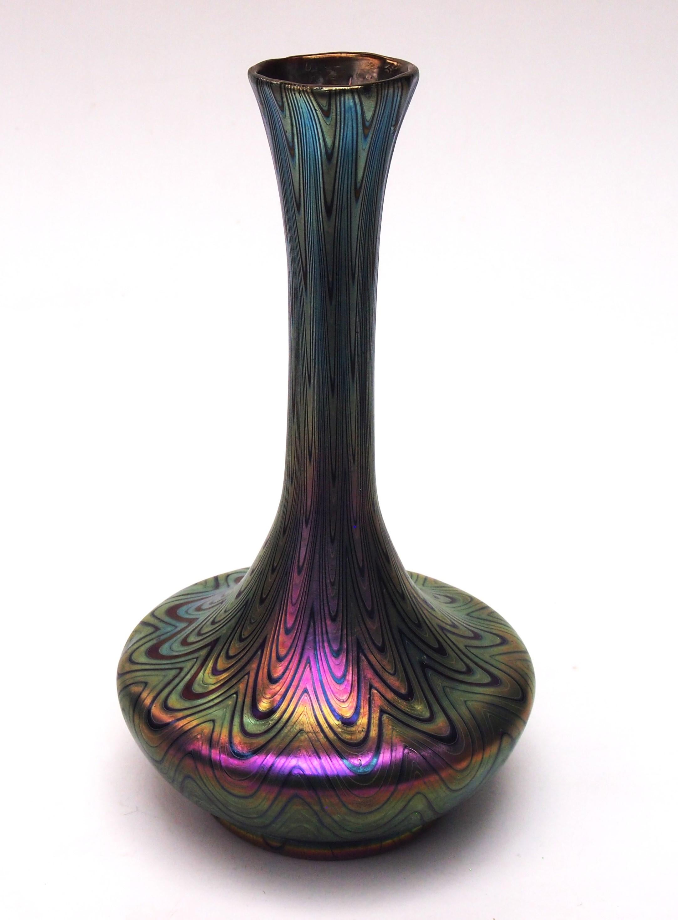 Uno splendido vaso Loetz Phaenomen completamente documentato. Questo esempio è documentato dal modello Phaenomen PG 6893 e la colorazione è chiamata Rubin (viola più scuro - vedi immagini) - Il modello PG 6893  ha fili che sono disegnati in un