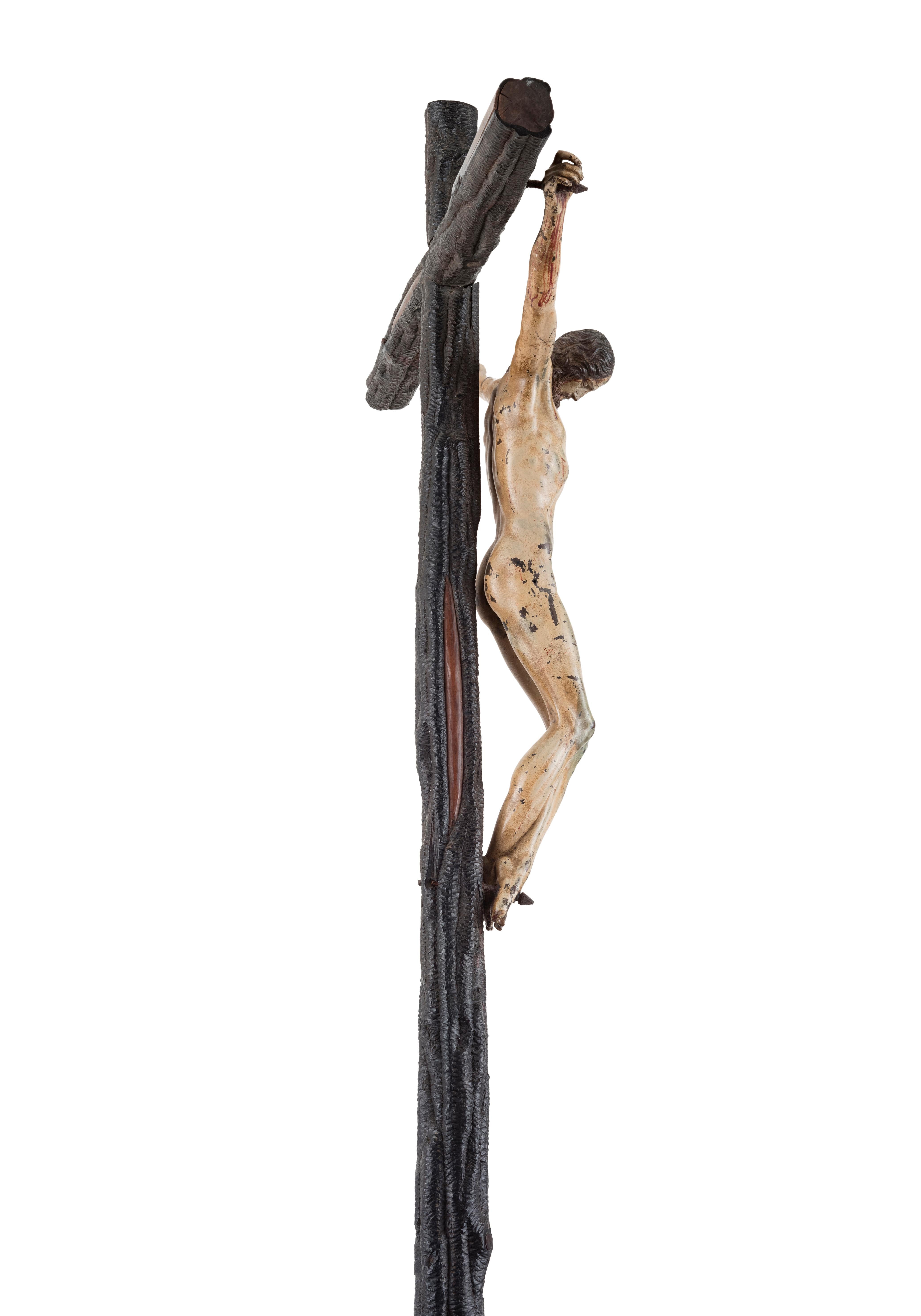XVIIIe siècle et antérieur Rare et important crucifix en bronze peint d'après un modèle de Michel-Ange en vente