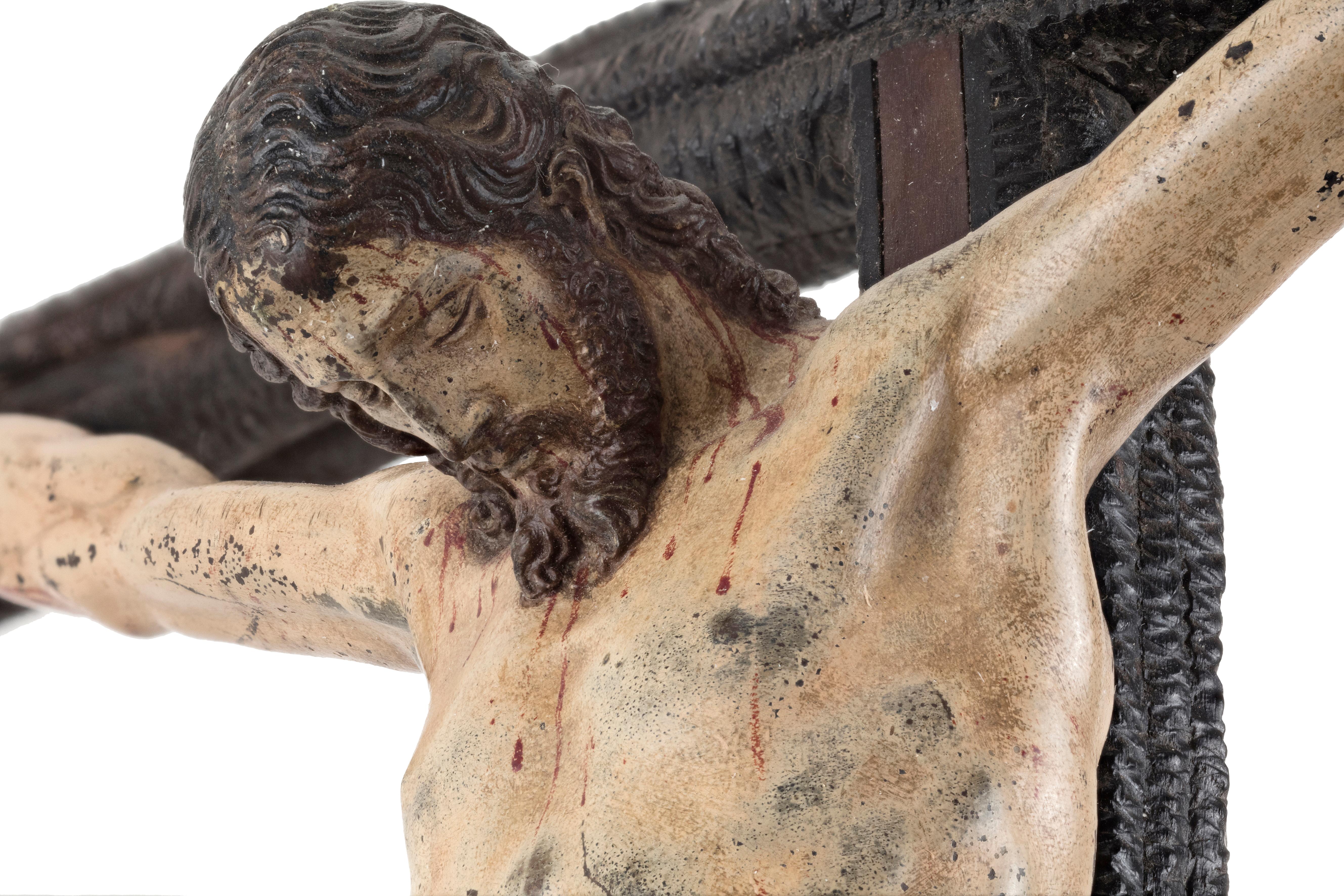 Rare et important crucifix en bronze peint d'après un modèle de Michel-Ange en vente 1