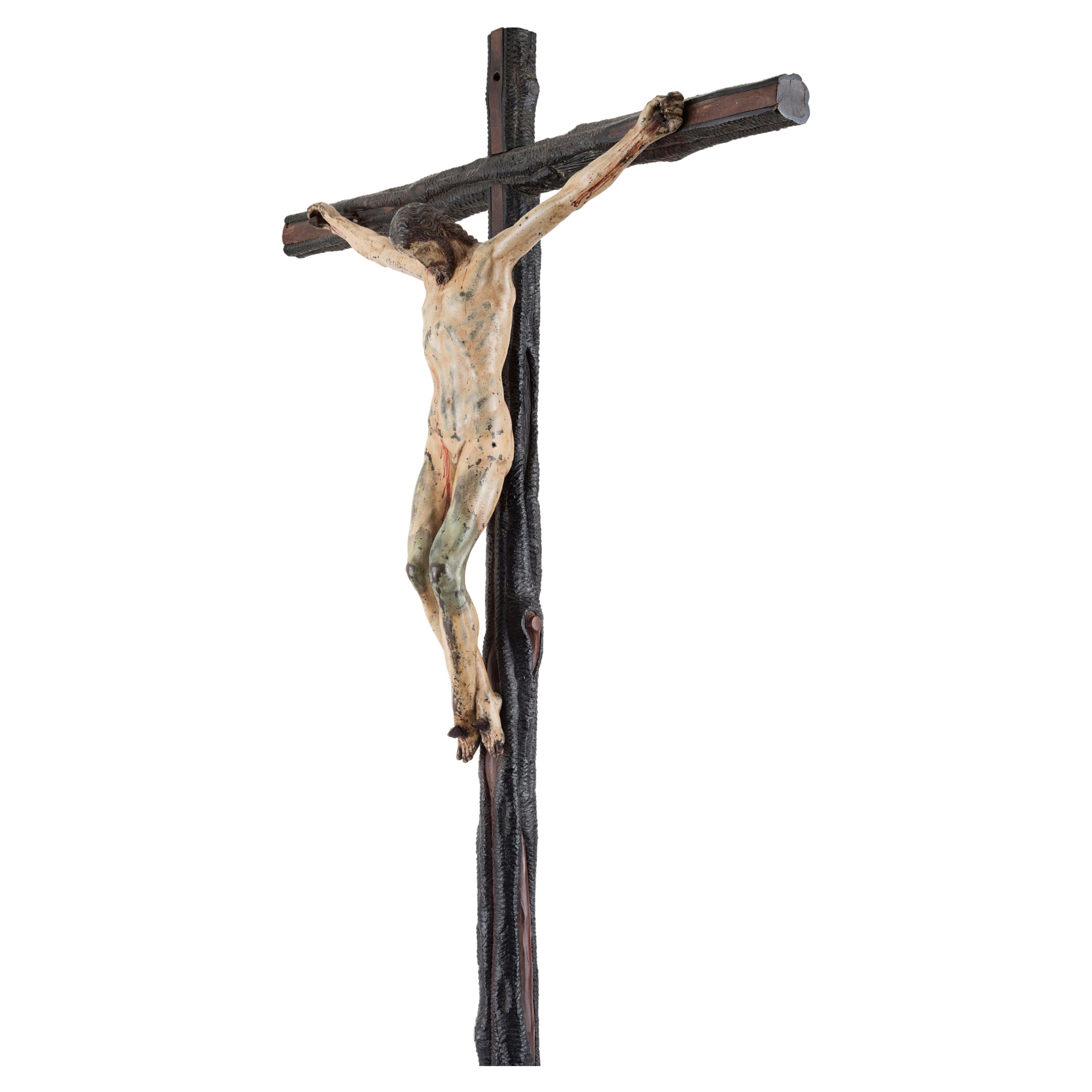 Raro e importante Crucifijo de bronce pintado según un modelo de Miguel Ángel