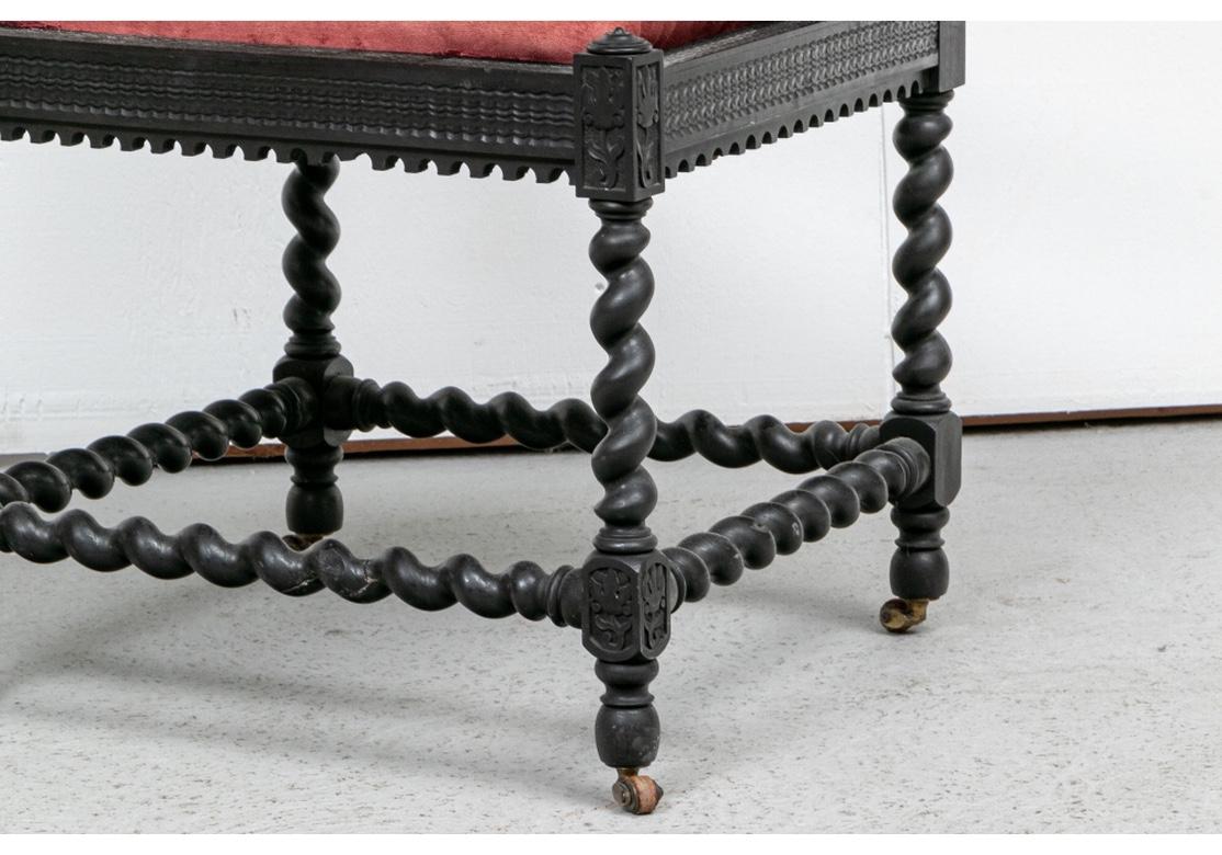 Colonial hollandais Rare et importante paire de chaises d'appoint sculptées de style colonial néerlandais en vente