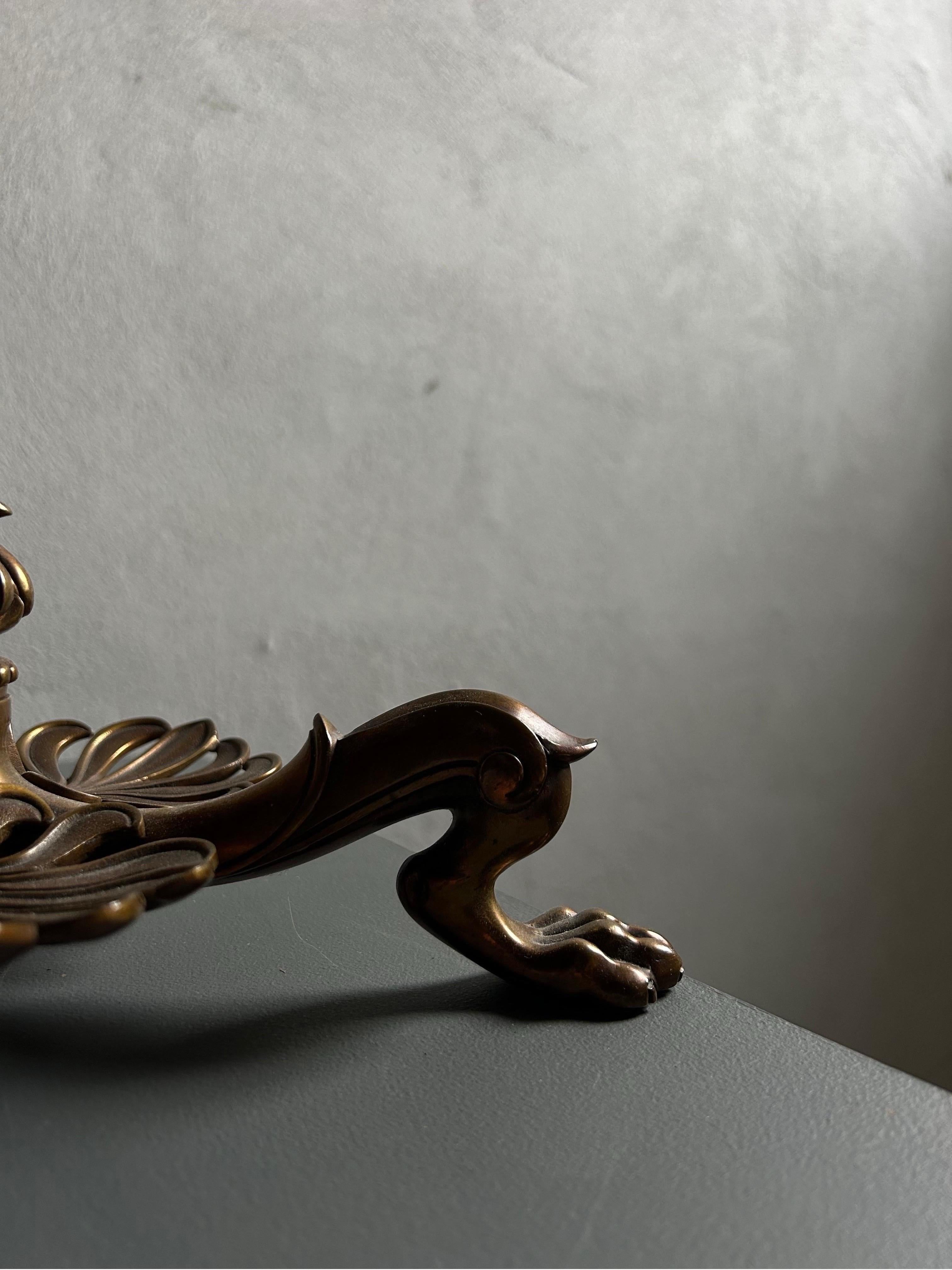 Seltenes Paar von Martin Gottlib Bindesbøll Tischlampen aus Bronze, hergestellt in Dänemark in den 1850er Jahren. Diese Leuchte ist ein echtes Zeugnis skandinavischer Handwerkskunst und zeigt Bindesbølls berühmte Designästhetik und Liebe zum Detail,