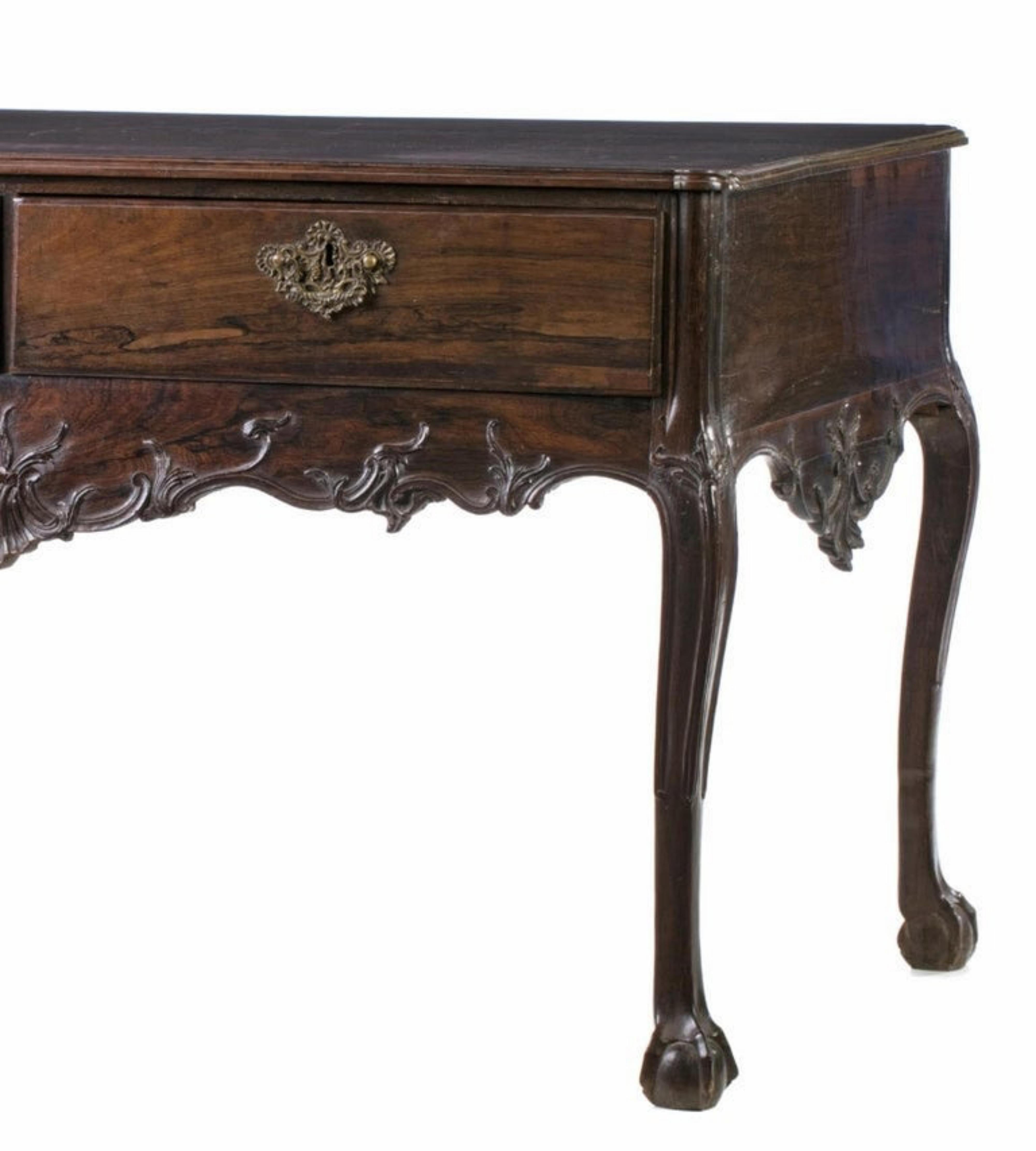 Rare from Museum Portuguese table
18th century
in rosewood wood,
with two drawers simulating four.
A scalloped top and carved skirts, it rests on four claw-shaped feet.
Dim.: 93 x 150 x 87 cm.
Very good condition.