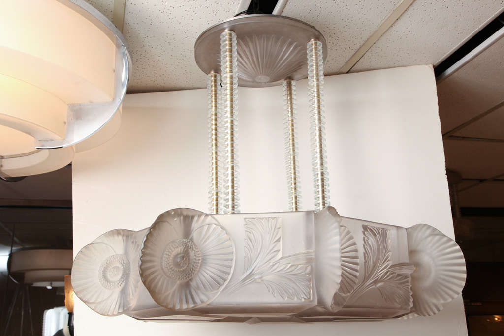 RENE LALIQUE (francese, 1860-1945)
Raro e importante lampadario francese Art Deco 