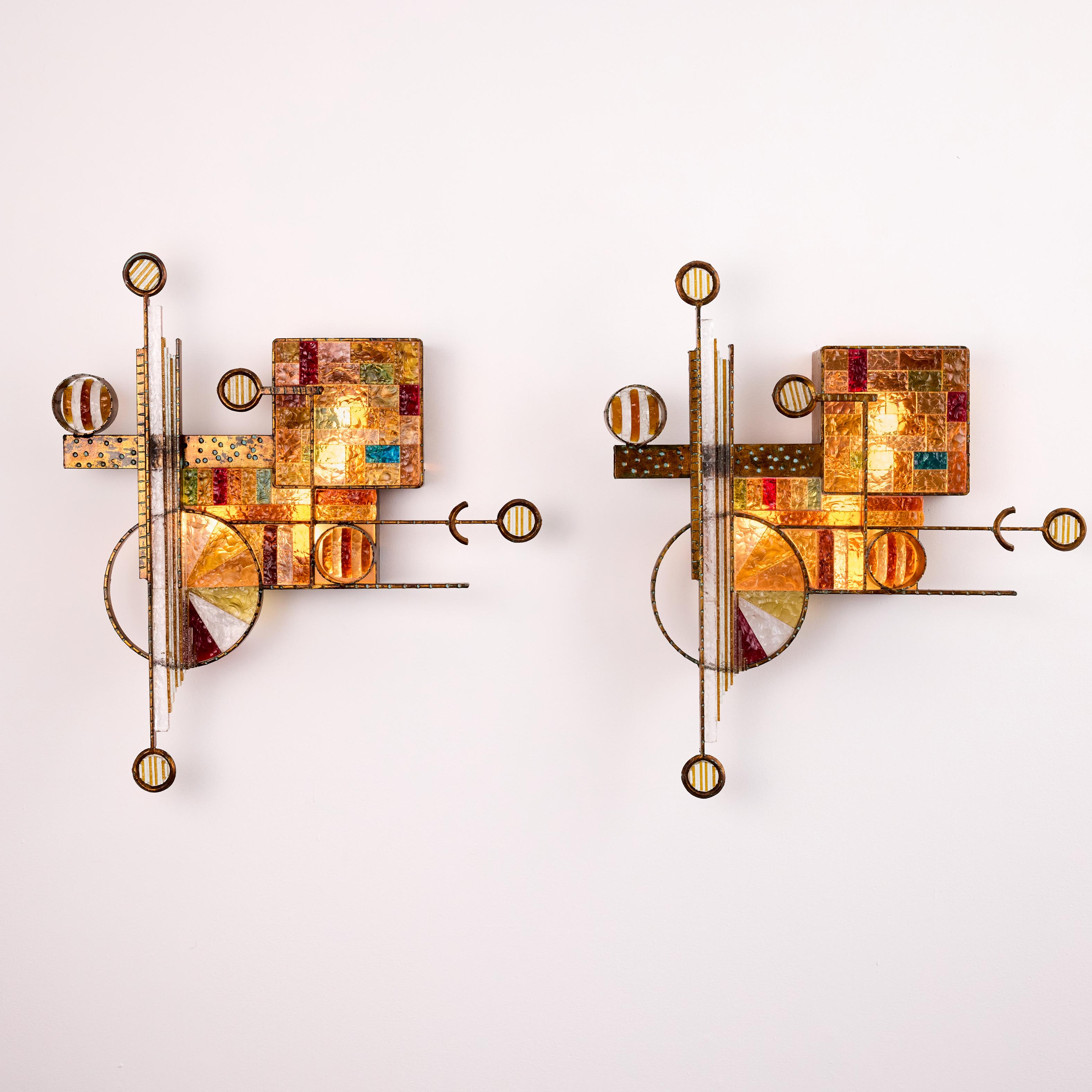 Seltene und wichtige Wandleuchter von Albano Poli für Poliarte. Entworfen und hergestellt in Italien, etwa in den 1980er Jahren. Mehrfarbiges Kunstglas in geometrischen Mustern in einem schwergewichtigen Kupferrahmen. Skulpturale und schöne