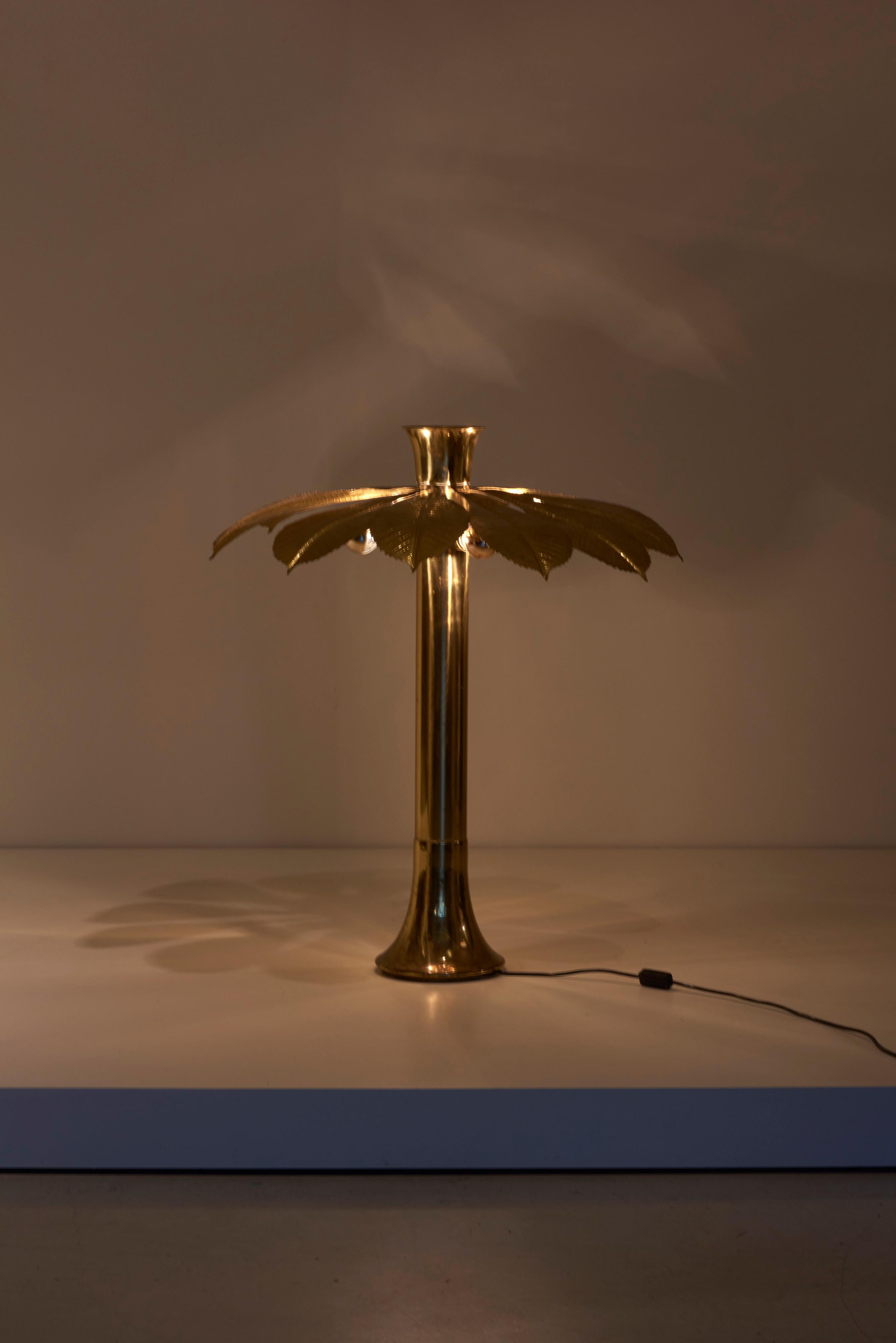 Very rare and elegant floor lamp with multiple rhubarb leaves by the Italian designer Tommaso Barbi. The lamp is made of brass and the reflexion of the light on the brass brings a cozy atmosphere in every room. The lamp is a icon of the 1970s design