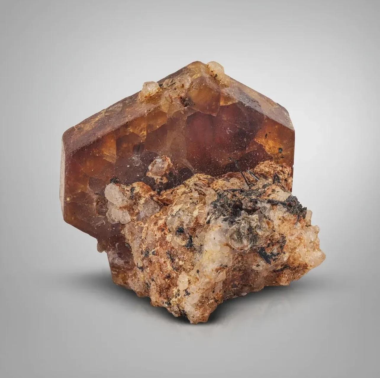 Raro e impressionante cristallo di bastnasite tabulare su Matrix dal Pakistan in vendita 4