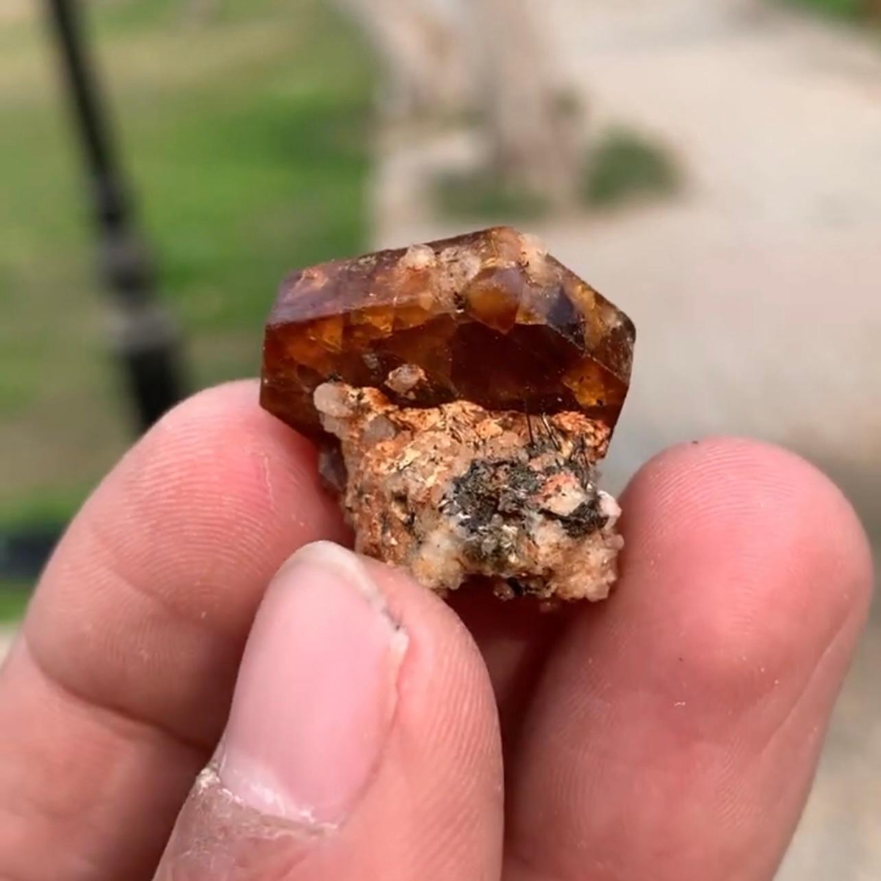Informazioni sul prodotto:

Esemplare: Cristalli di bastnasite
Peso: 9 grammi
Dimensioni: H: 2,2 x L: 2 x P: 1,5 cm 
Origine: Hameed Abad, Kafoor Dheri, Provincia di KPK, Pakistan
Trattamento: Nessuno

Descrizione:

Questo cristallo di Bastnäsite