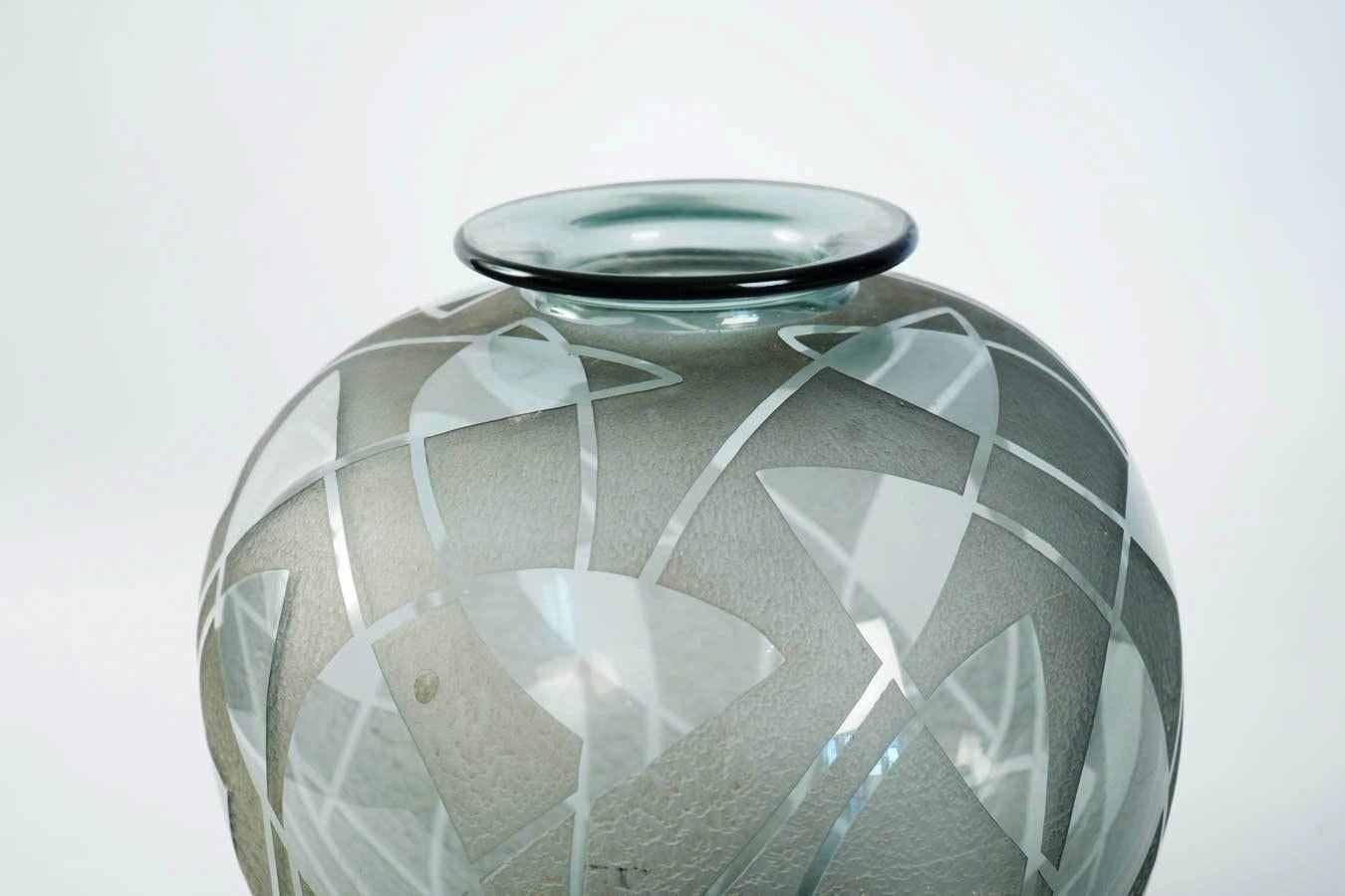 Rare and large 1930s Daum glass vase, round, France
Technique of 