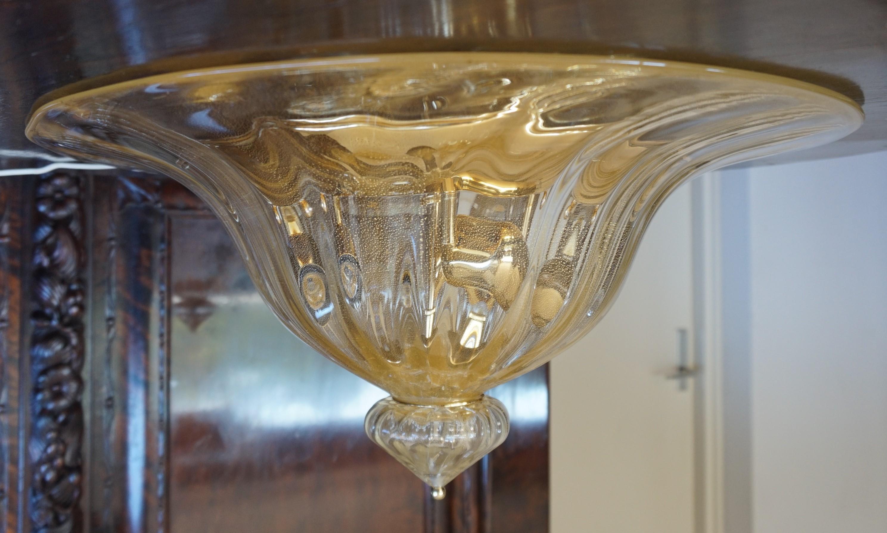 Monture encastrée de Murano de grande taille et entièrement réalisée à la main avec des inclusions d'or.

Cette monture encastrée italienne très élégante et soufflée à la bouche a la forme et la couleur les plus spectaculaires. Nous ne savons pas