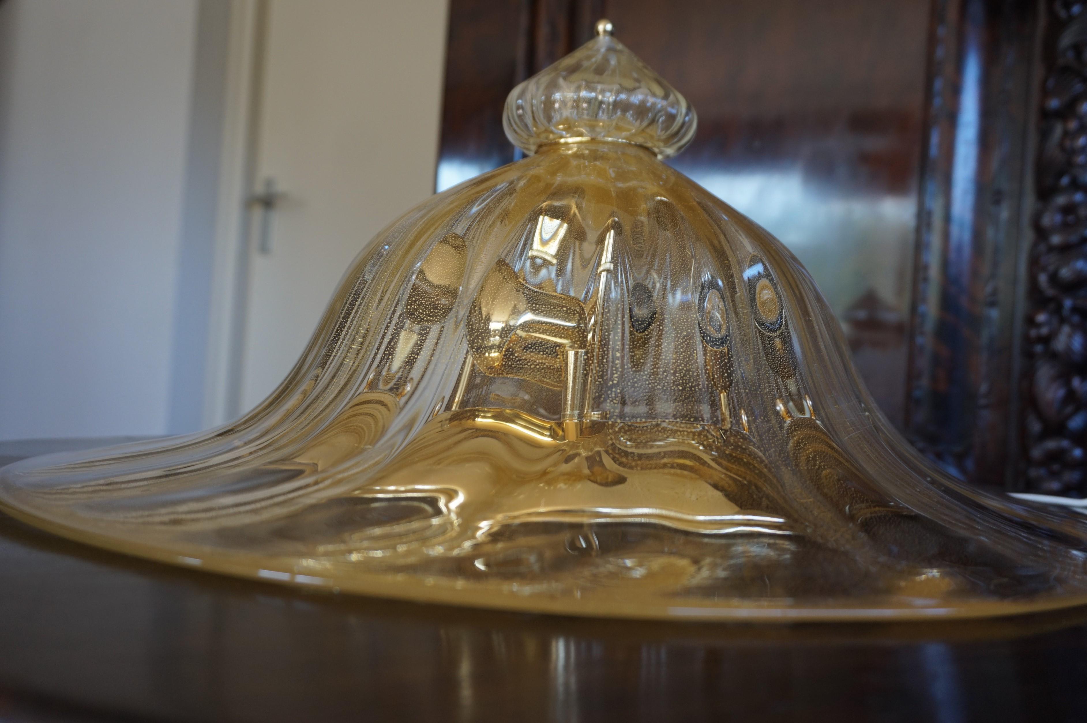 Or Rare et grande lampe encastrée à trois lumières en verre de Murano soufflé à la bouche des années 1980, avec des éclats d'or