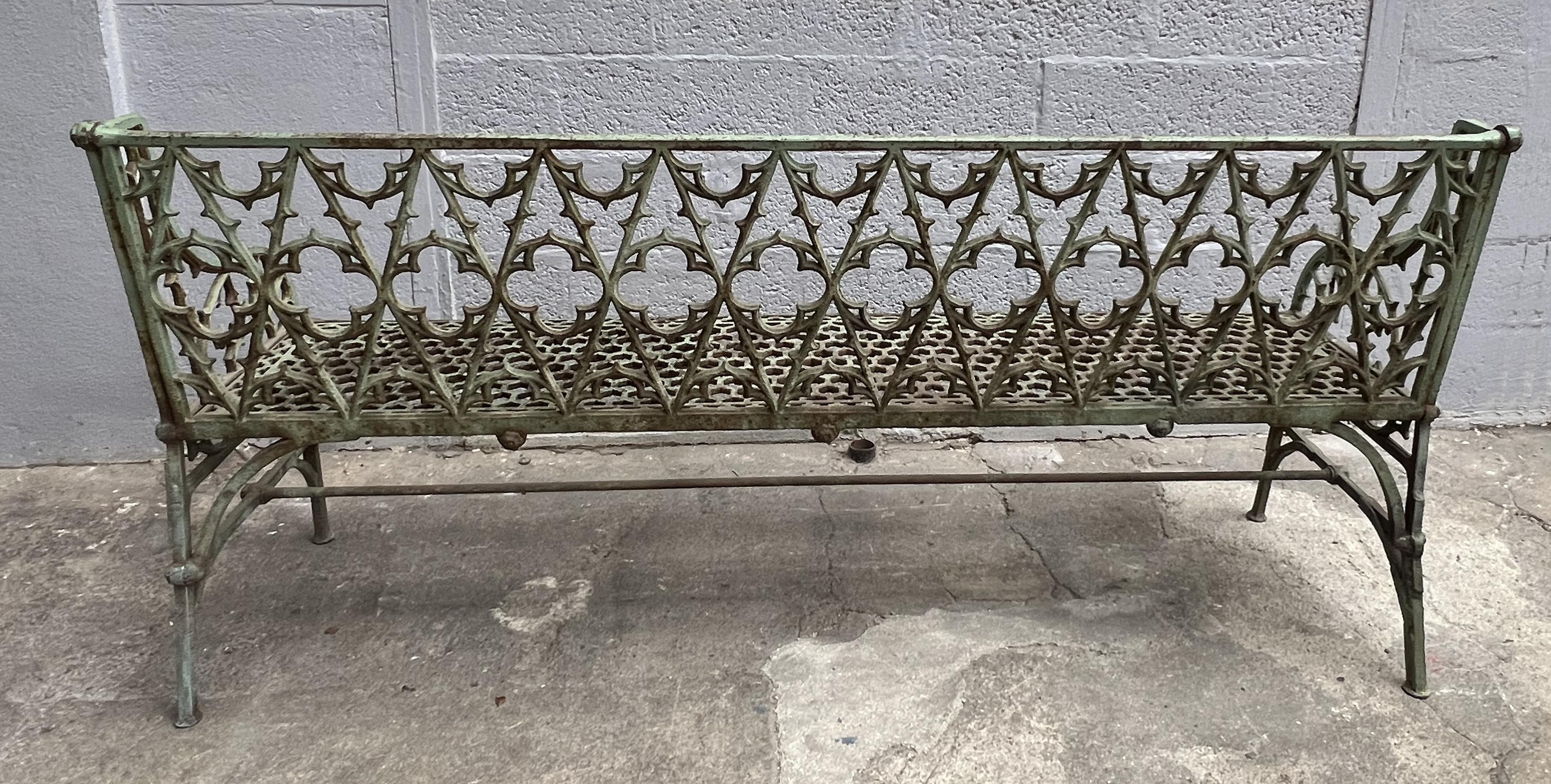 Molded Rare and large cast-iron bench from the Calla factory in Paris, circa 1850 For Sale