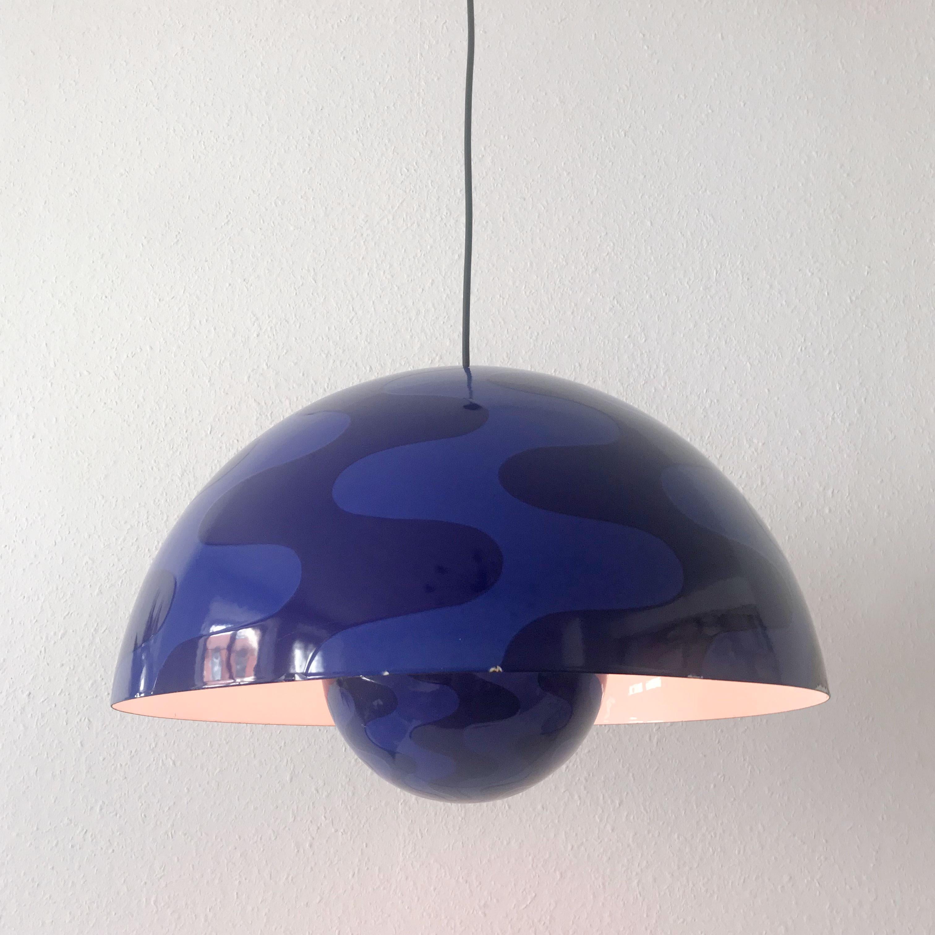 Extremely rare and large Mid-Century Modern flower pot pendant lamp with two-toned psychedelic pattern in exceptional blue color. Designed by Verner Panton, 1971, Denmark. Manufactured by Louis Poulsen, Copenhagen, Denmark, 1970s.

Executed in