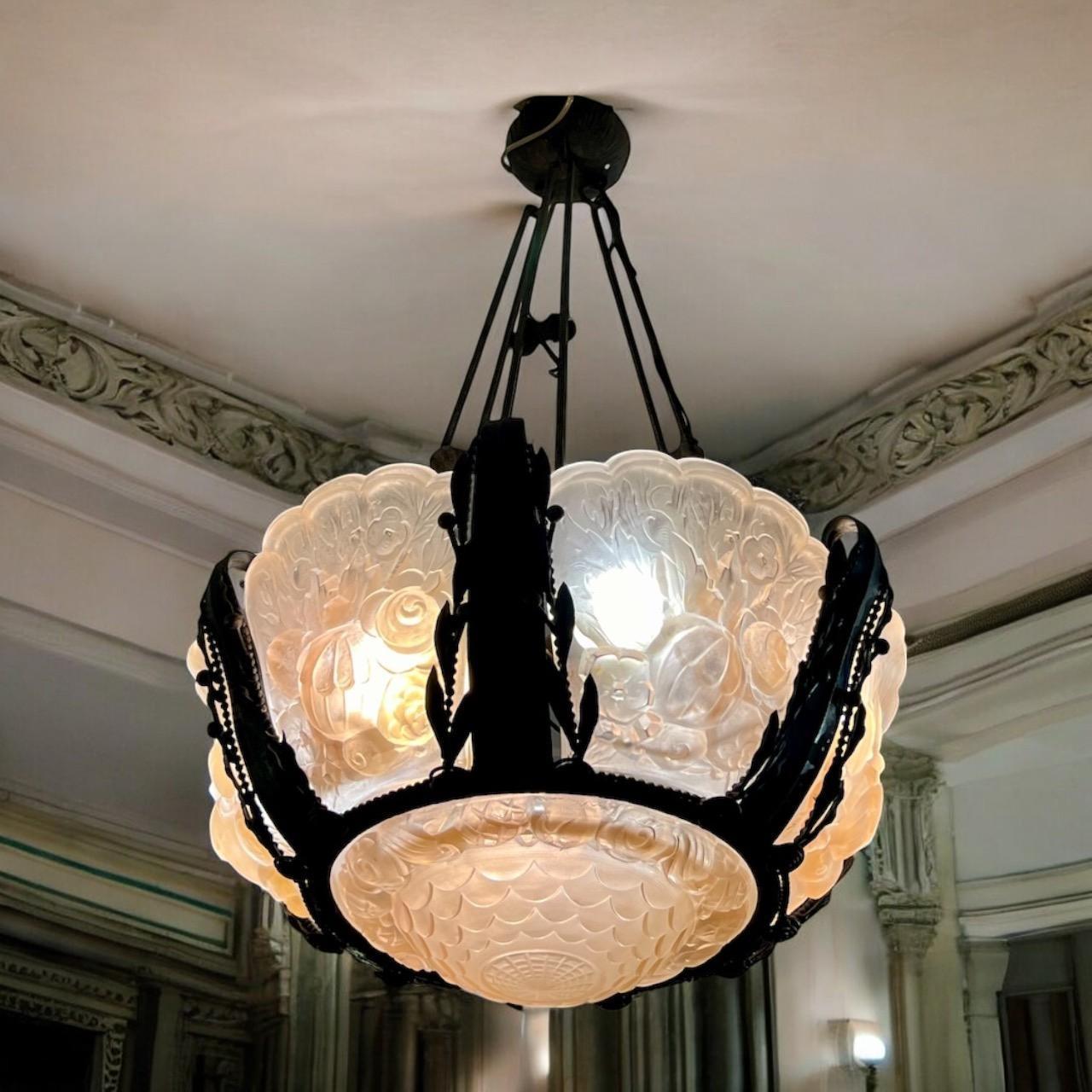Seltener und großer Glasplakette-Kronleuchter, Val Saint Lambert, Art déco-Periode, 1930 (Französisch) im Angebot