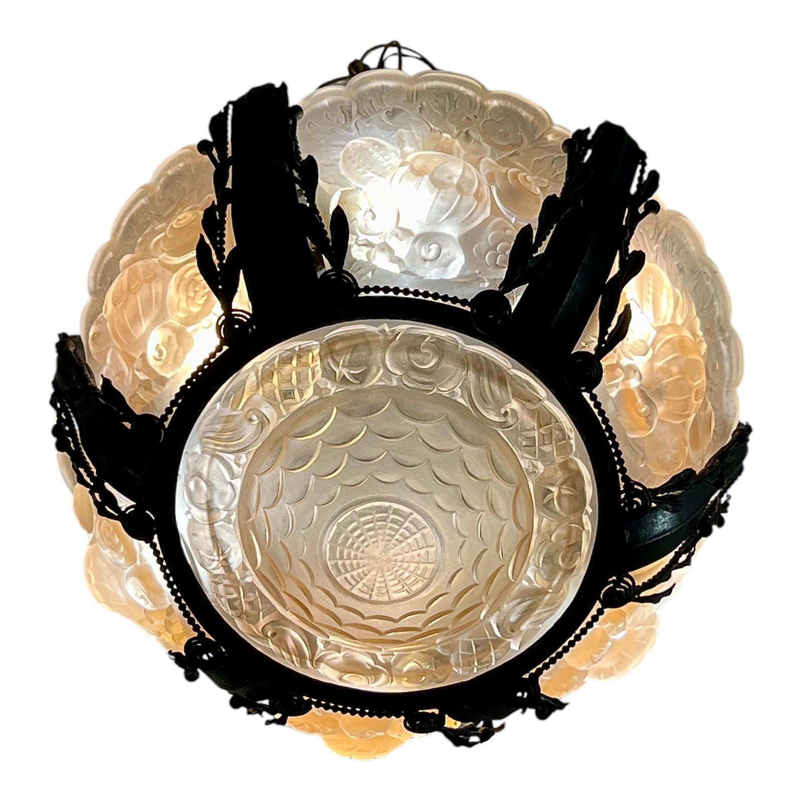 Seltener und großer Glasplakette-Kronleuchter, Val Saint Lambert, Art déco-Periode, 1930 (Frühes 20. Jahrhundert) im Angebot