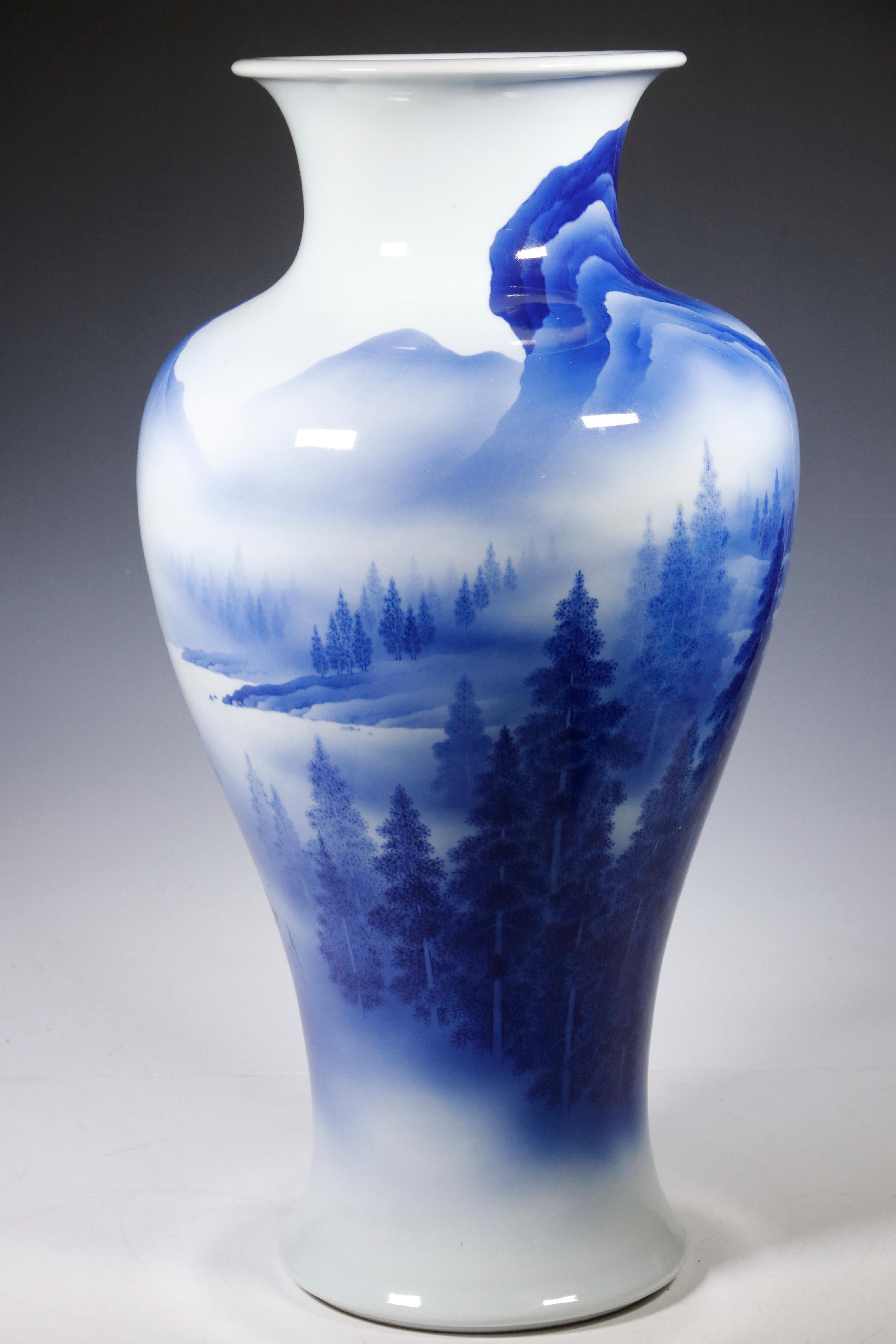 Eine auffällige blau-weiße Vase aus dem Studio des japanischen Töpfers Makuzu Kozan, auch bekannt als Miyagawa Kozan (1842-1916), einem der bekanntesten und meistgesuchten Keramiker der Meiji-Zeit. Der als Miyagawa Toranosuke geborene Kozan gründete