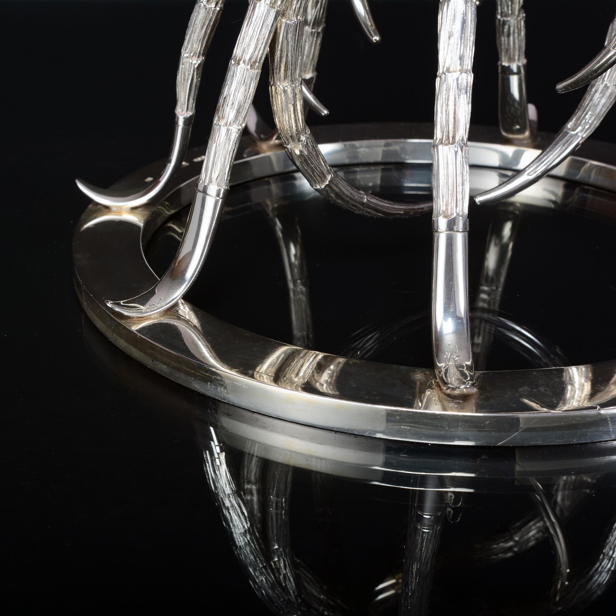 Inglese Raro e grande candelabro d'argento della metà del secolo scorso di Gerald Benney in vendita