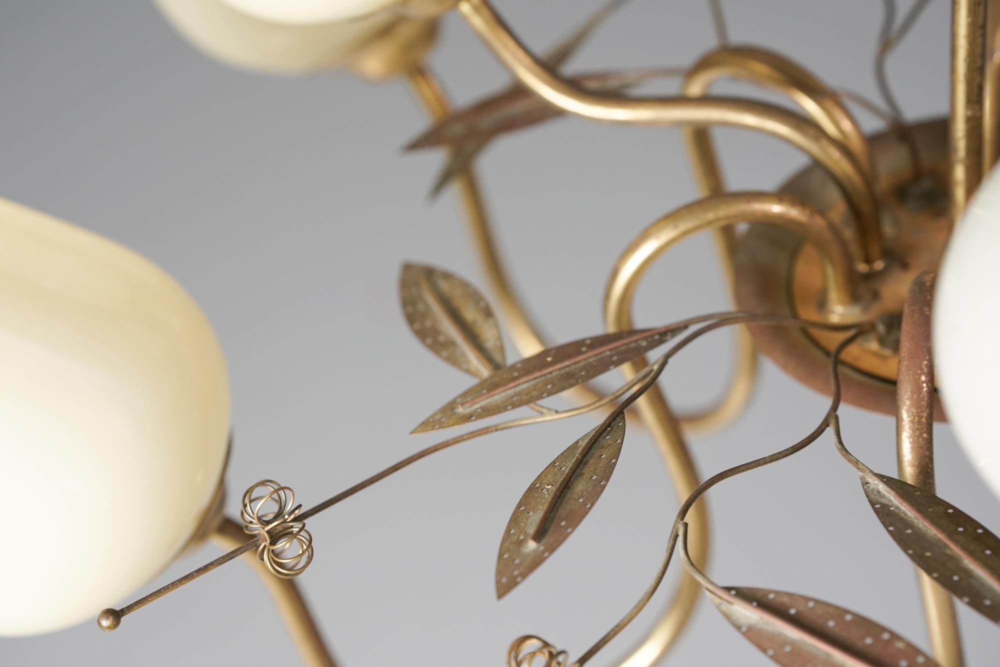 Milieu du XXe siècle Rare and Large Model 85/9 Floral Chandelier, Itsu, 1950s en vente