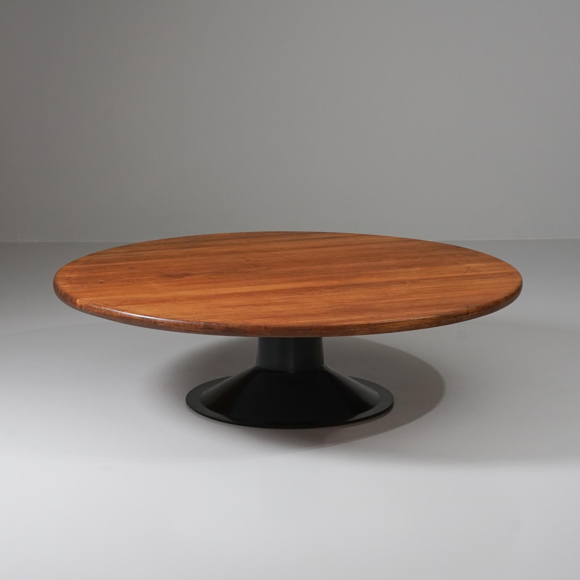 Ère spatiale Rare et grande table basse modèle 