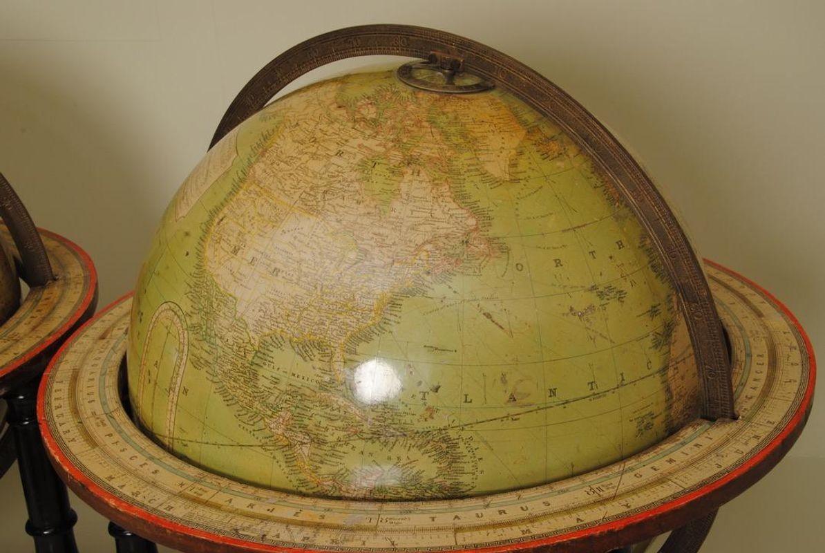 La plus grande paire de globes de table du 19e siècle que nous ayons eue, avec un diamètre de 18' pour les globes, cette paire a des supports ébonisés. Bonne laque d'origine et couleur des papiers. Bonne étiquette de fabricant pour Malby, Londres,