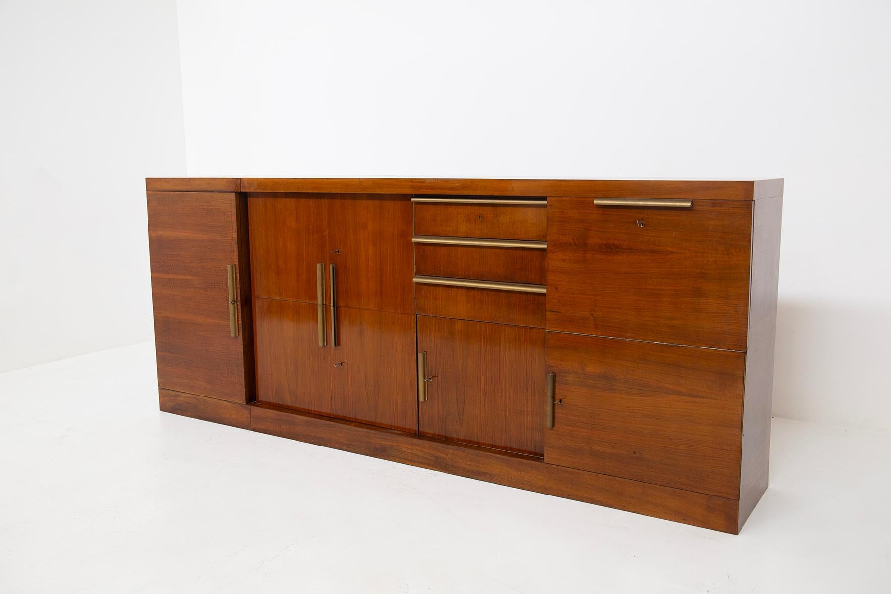 Rare and majestic, this large Italian sideboard from the 1920s, attributed to the influential architect Giuseppe Terragni, is a true work of art of rationalist design, deeply inspired by the aesthetic codes of European Bauhaus. Its stage presence is