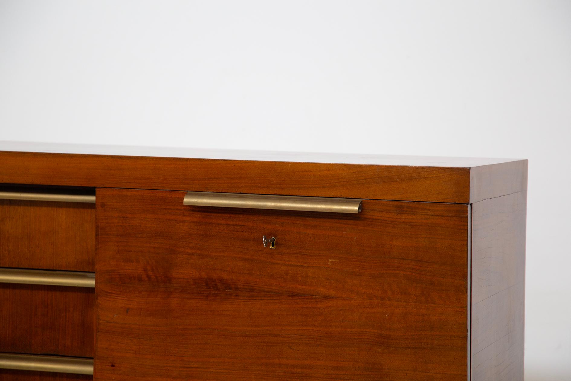 Rare and Large rationalist sideboard attributed to G. Terragni brass handles In Good Condition For Sale In Milano, IT