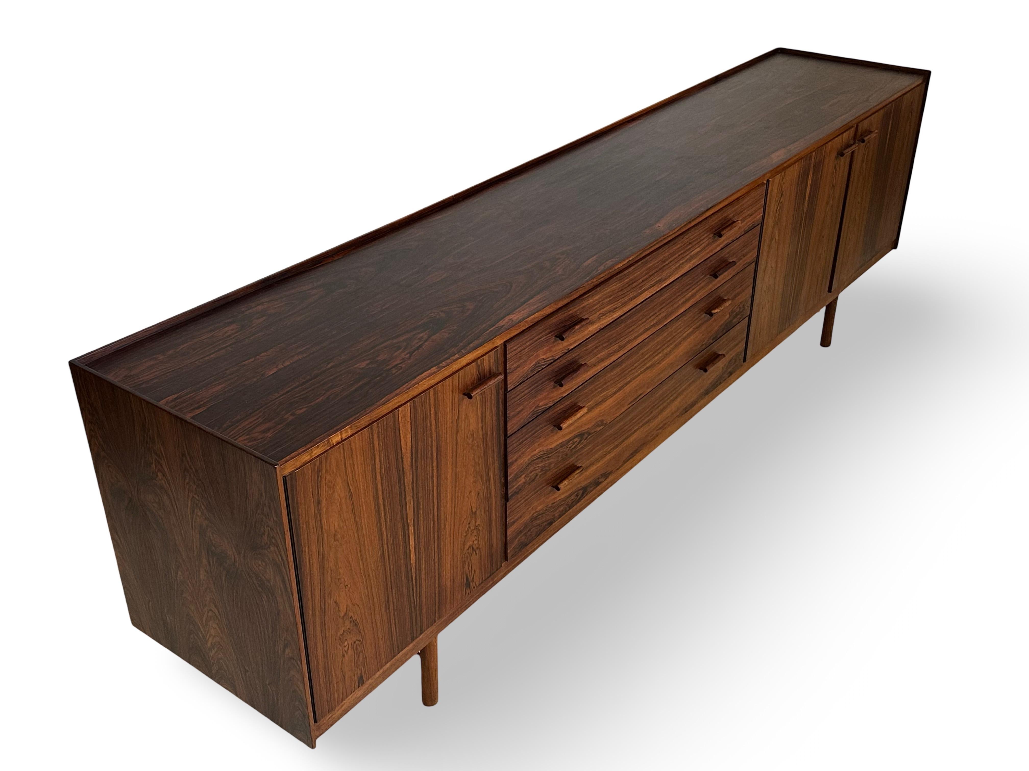 Rara e grande credenza in palissandro di Ib Kofod-Larsen per Brande Møbelfabrik. In condizioni ottime in vendita a København K, DK