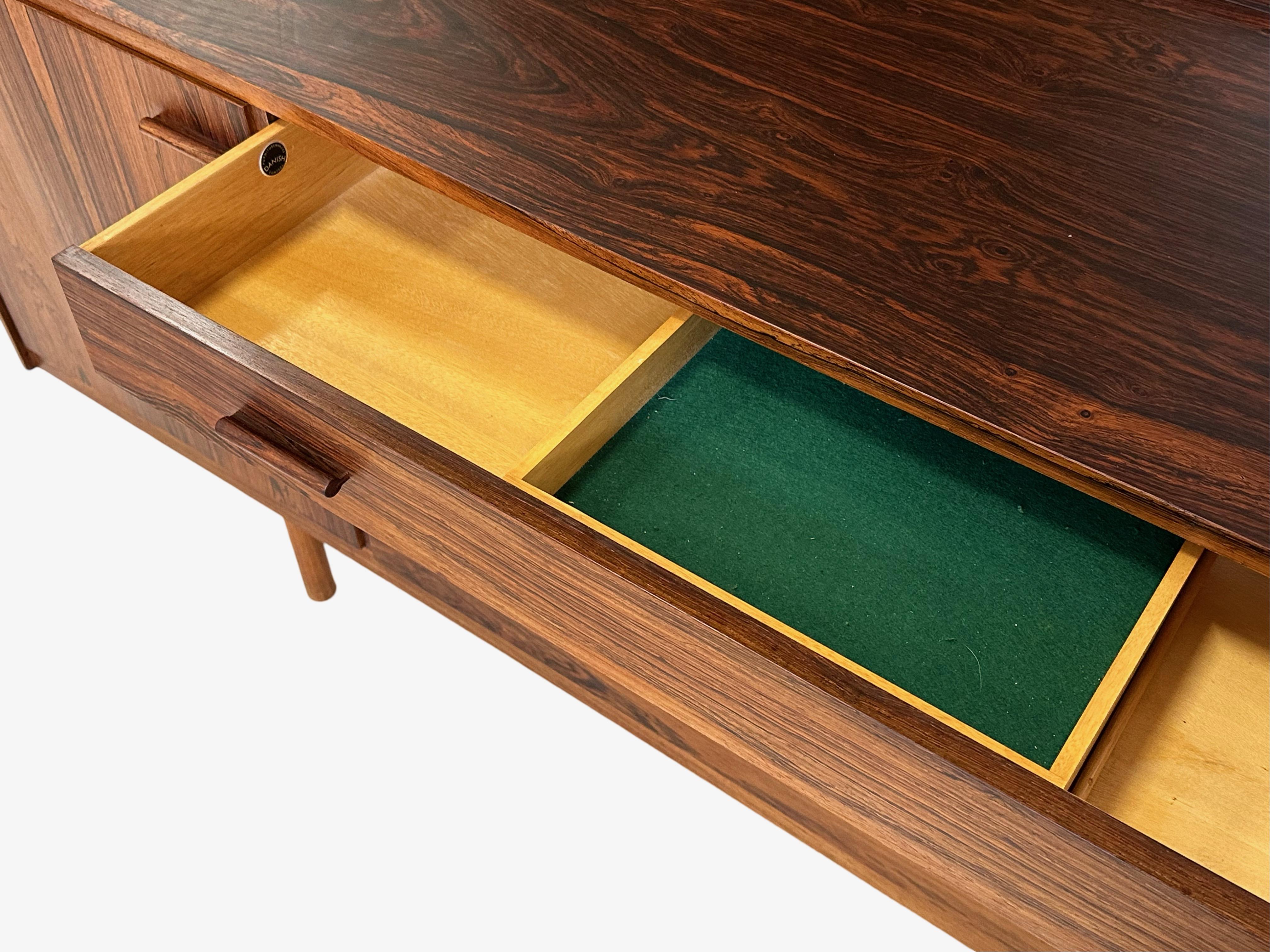 Metà XX secolo Rara e grande credenza in palissandro di Ib Kofod-Larsen per Brande Møbelfabrik. in vendita