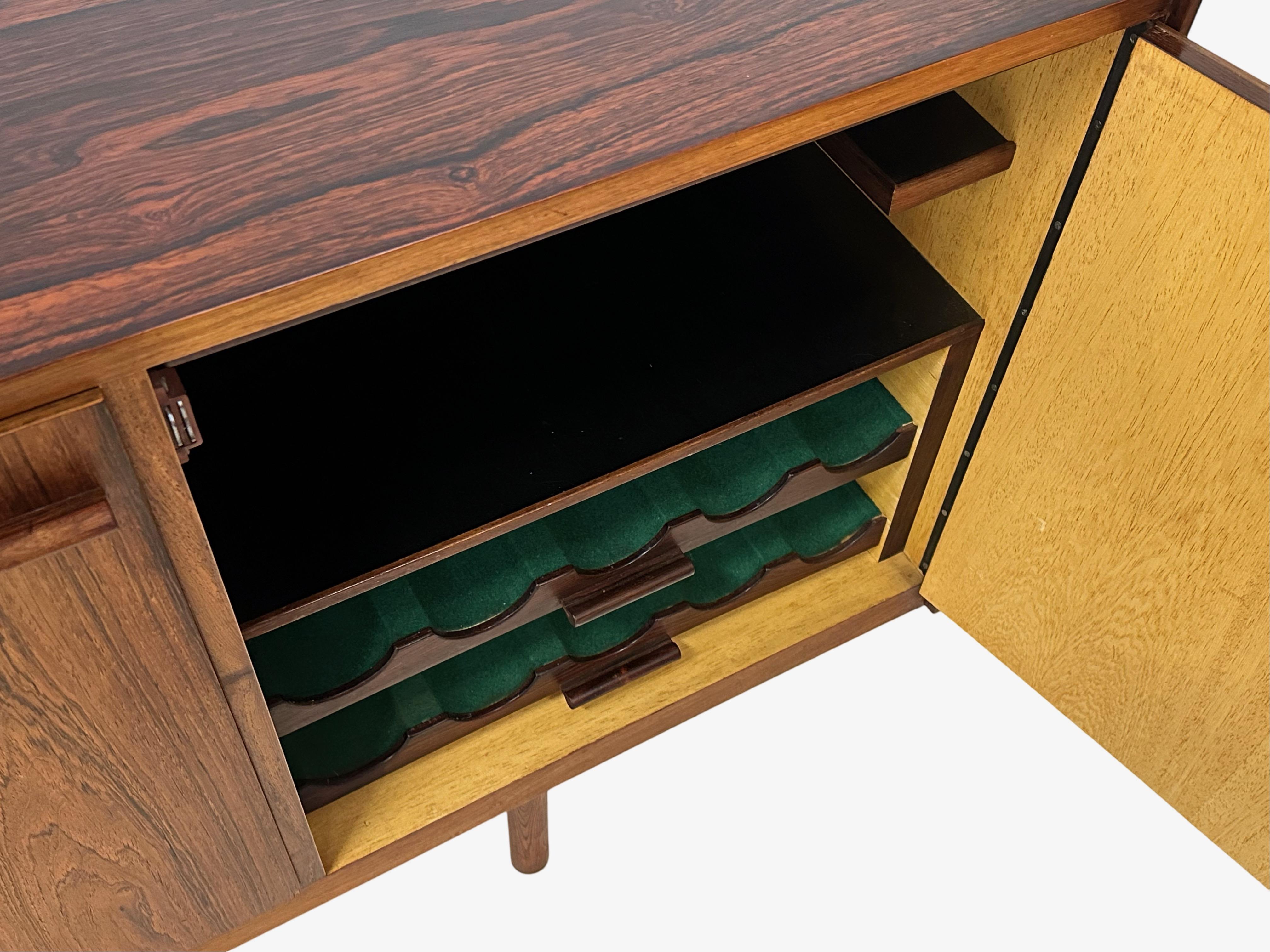 Palissandro Rara e grande credenza in palissandro di Ib Kofod-Larsen per Brande Møbelfabrik. in vendita