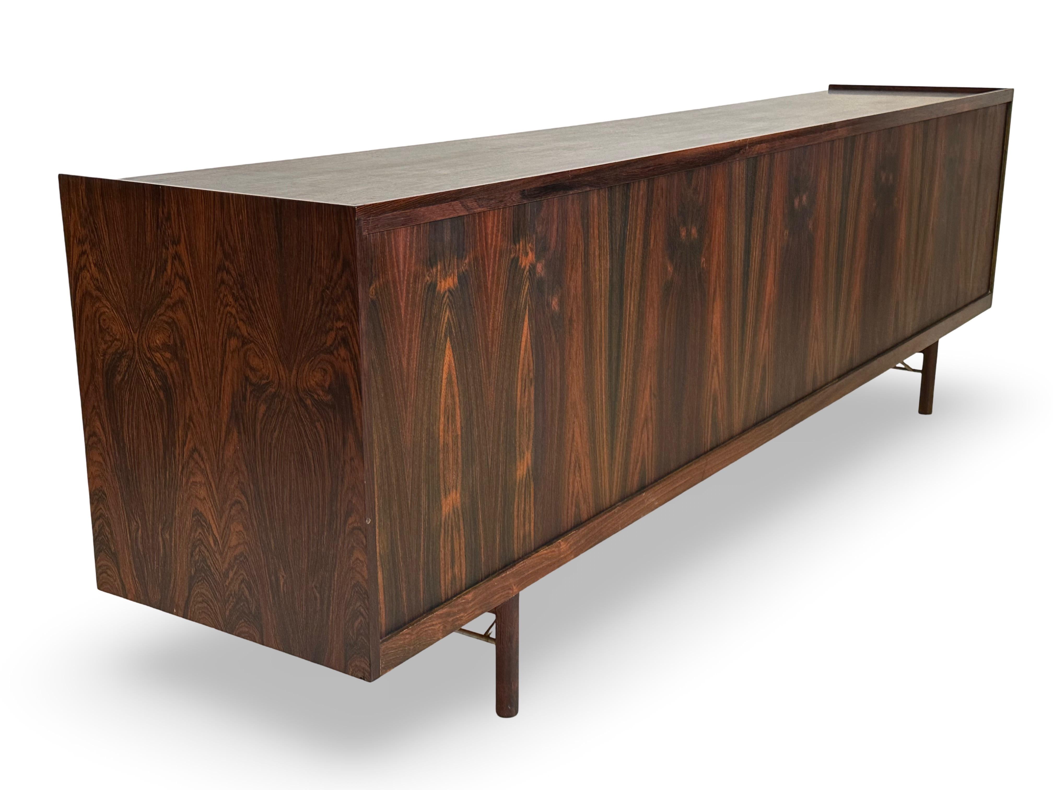 Rara e grande credenza in palissandro di Ib Kofod-Larsen per Brande Møbelfabrik. in vendita 1