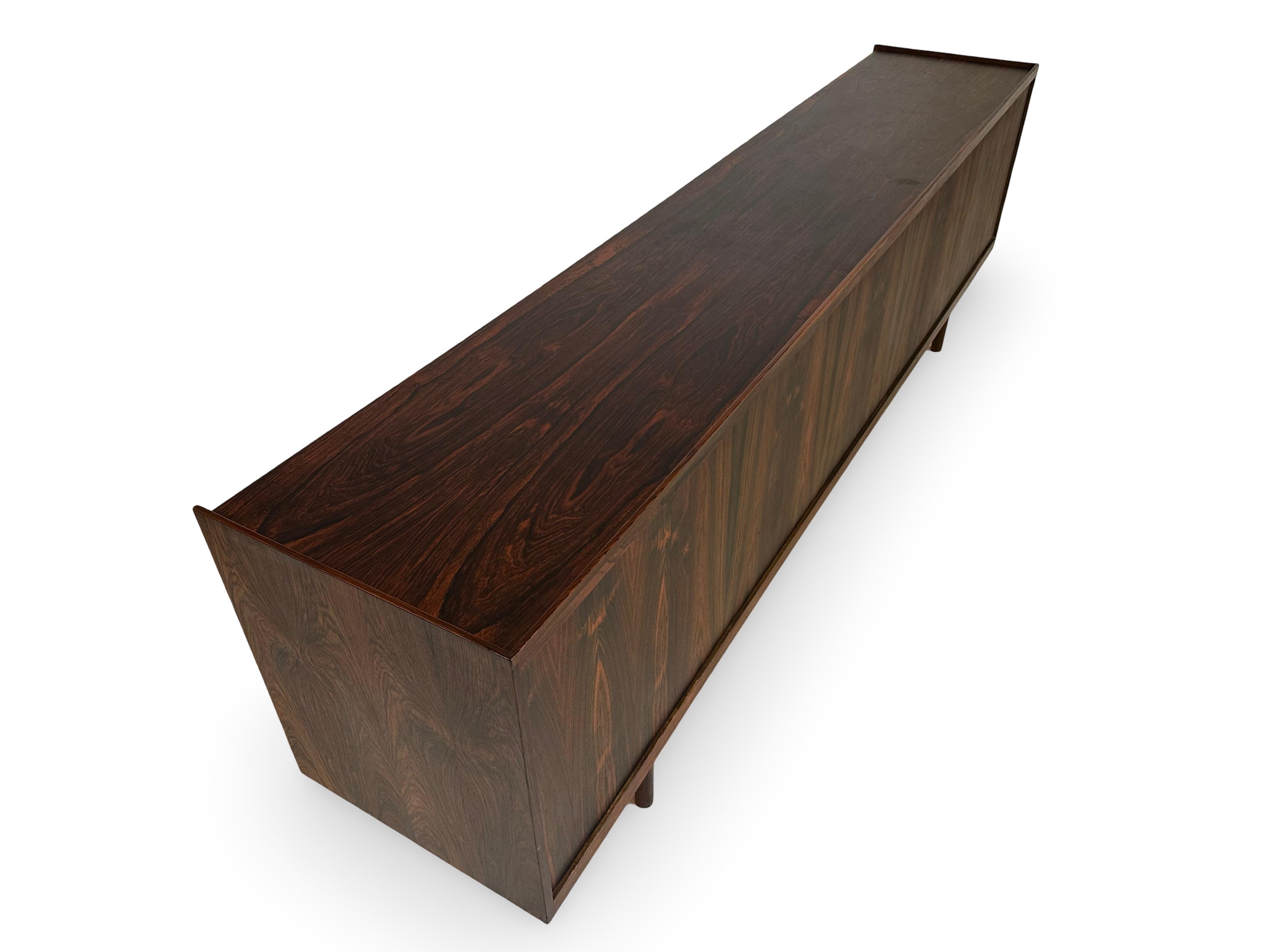 Rara e grande credenza in palissandro di Ib Kofod-Larsen per Brande Møbelfabrik. in vendita 2