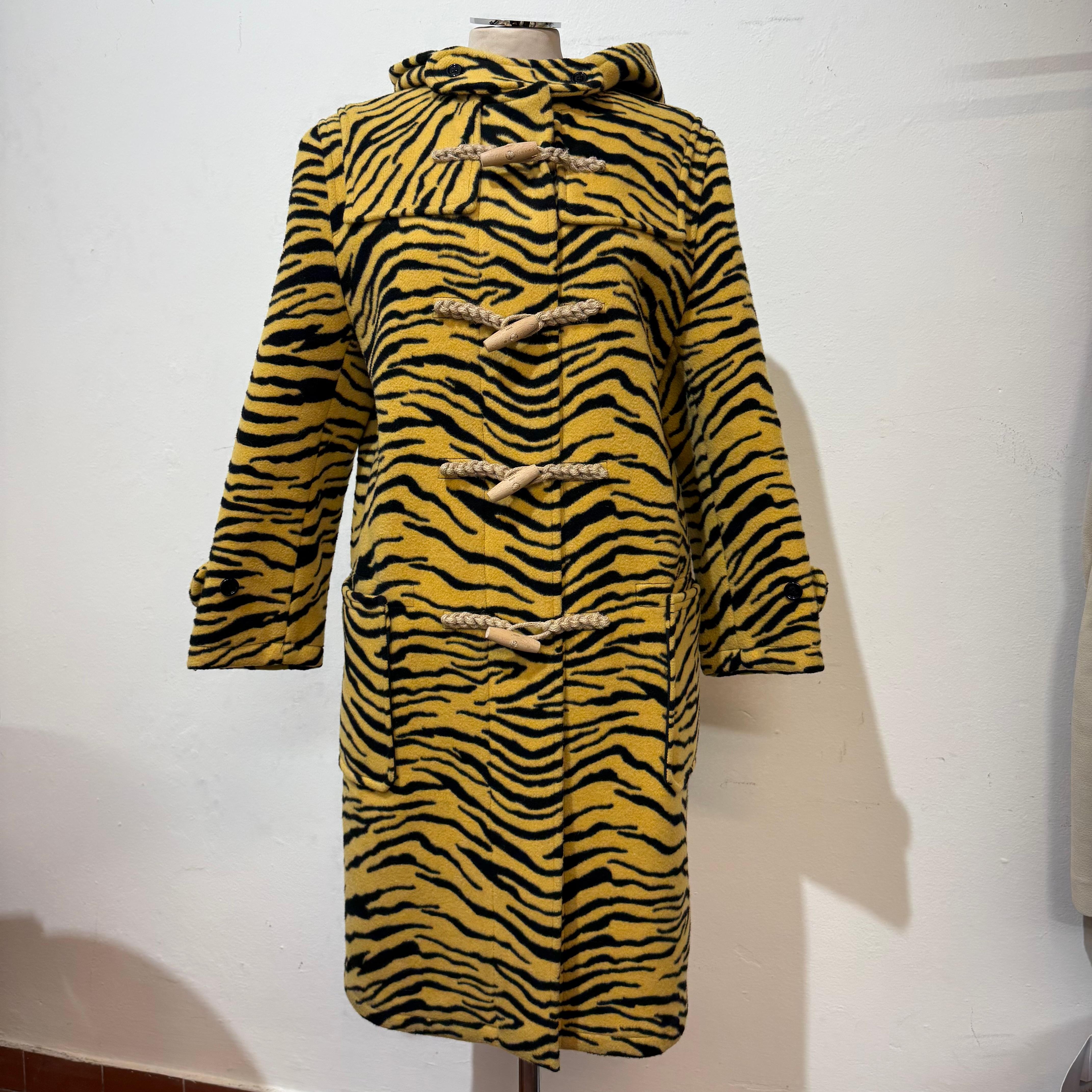 Espléndido, raro y limitado abrigo Celine
100% Wook
Estilo tigre
Color amarillo y negro
Cierre de Alamari
Dos bolsillos
Con capucha 
Longitud hombro/ dobladillo cm 92 (36,2 pulgadas)
Hombro cm 46 (18,1 pulgadas)
Talla XS-S / Francés 34 Italiano