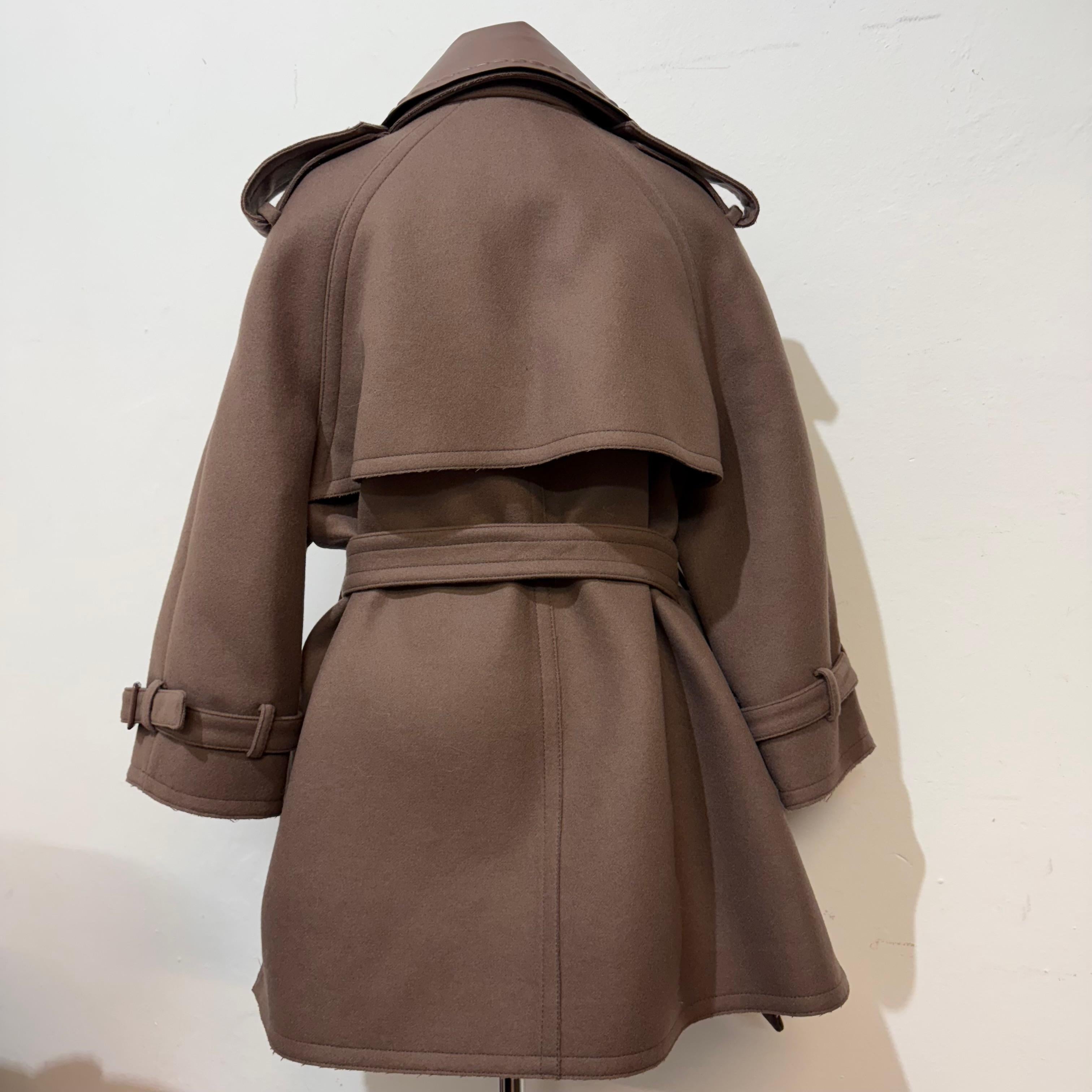 Splendida, rara e limitata giacca Fendi
100% lana vergine
Collare (rimovibile) in vera pelle di agnello
Colore Noisette
Con cintura
Due tasche
Bellissimi bottoni Fendi
Lunghezza spalla/orecchio cm 78 (30,7 pollici)
Spalla cm 44 (17,3 pollici)
Taglia