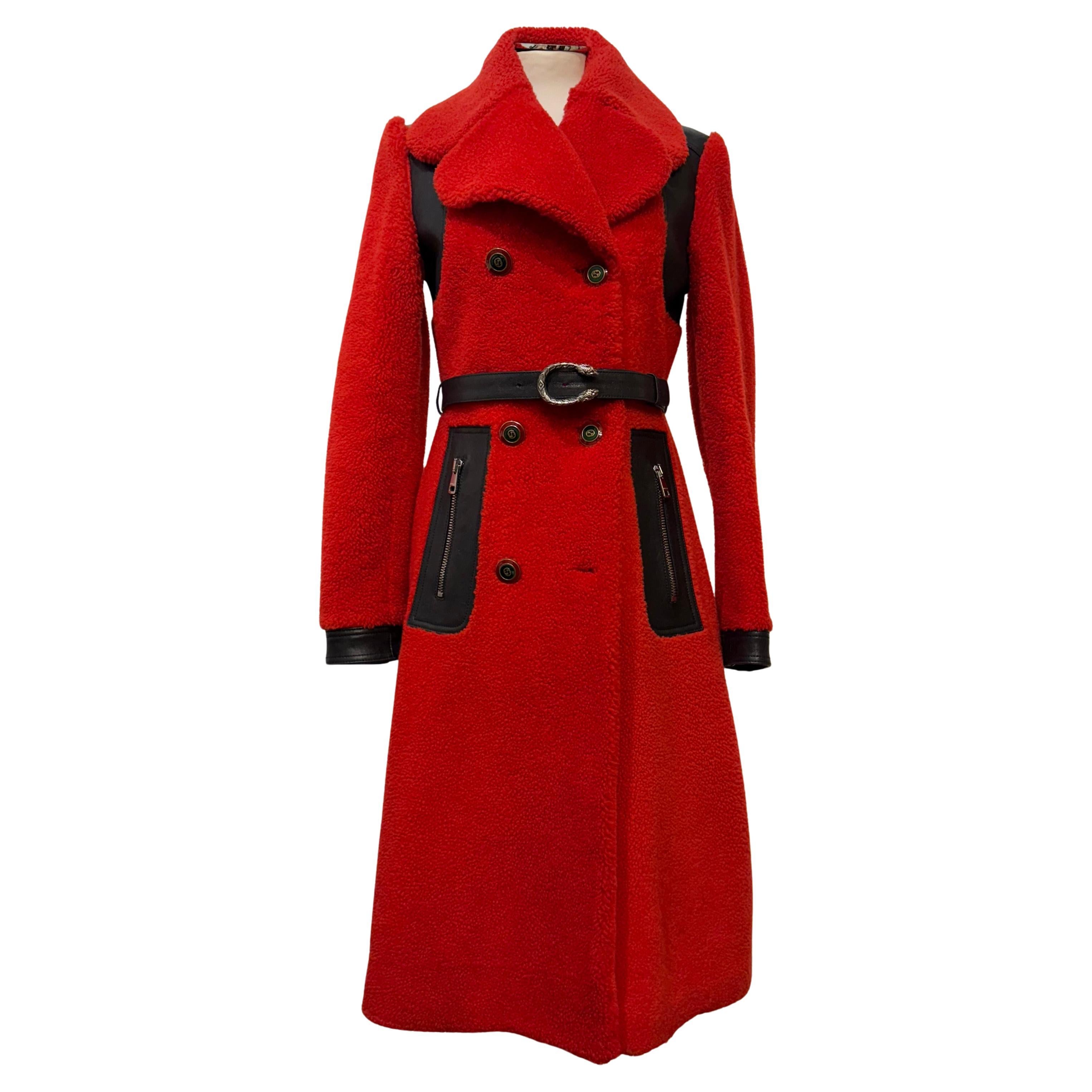 Raro e limitato cappotto in pelliccia d
agnello rossa Gucci "Love" taglia S / IT 40