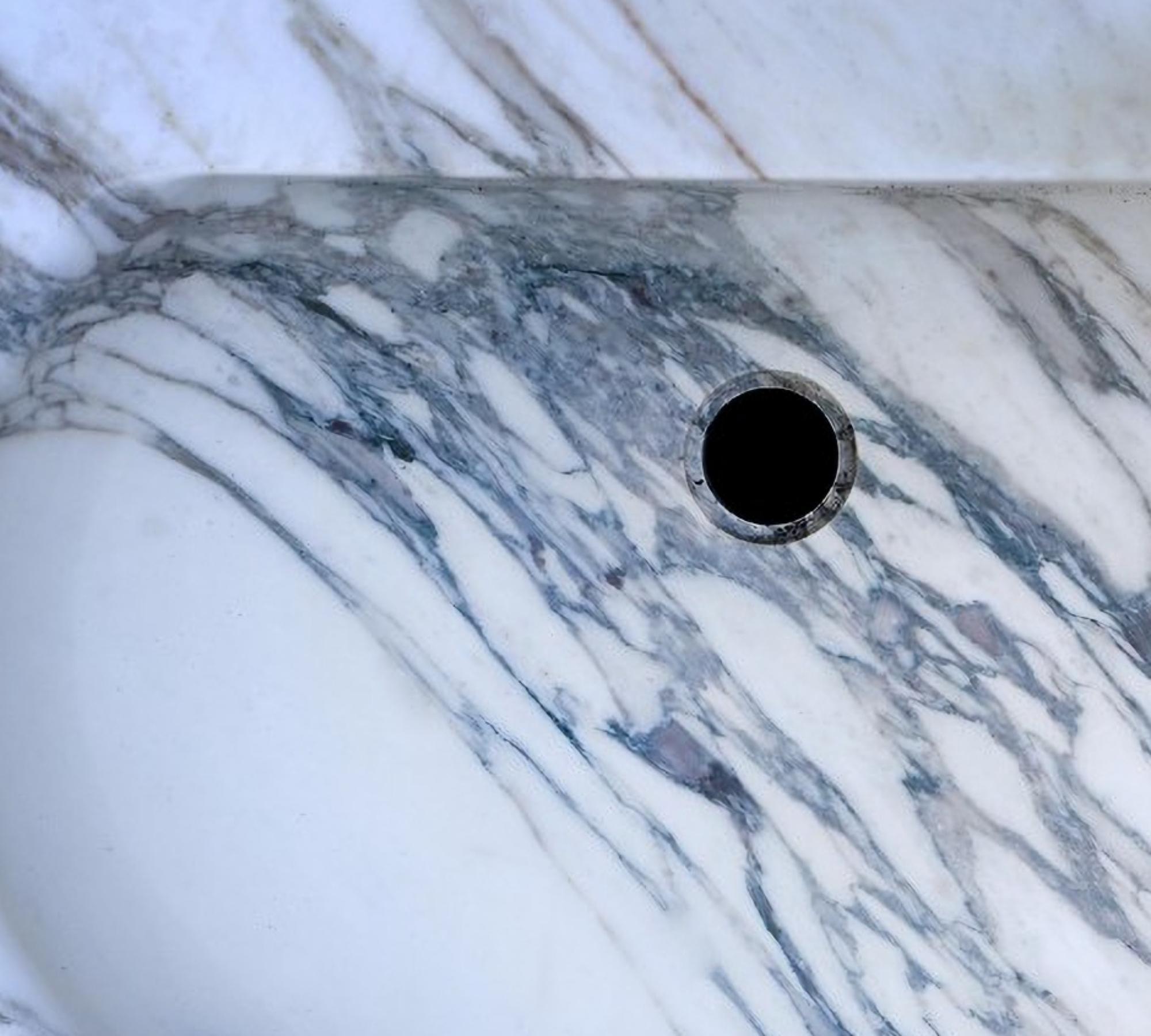 RARE SINK IN ARABESCATO APUANO MARBLE 20th Century

Washbasin made with arabesque Apuano marble from Vagli 