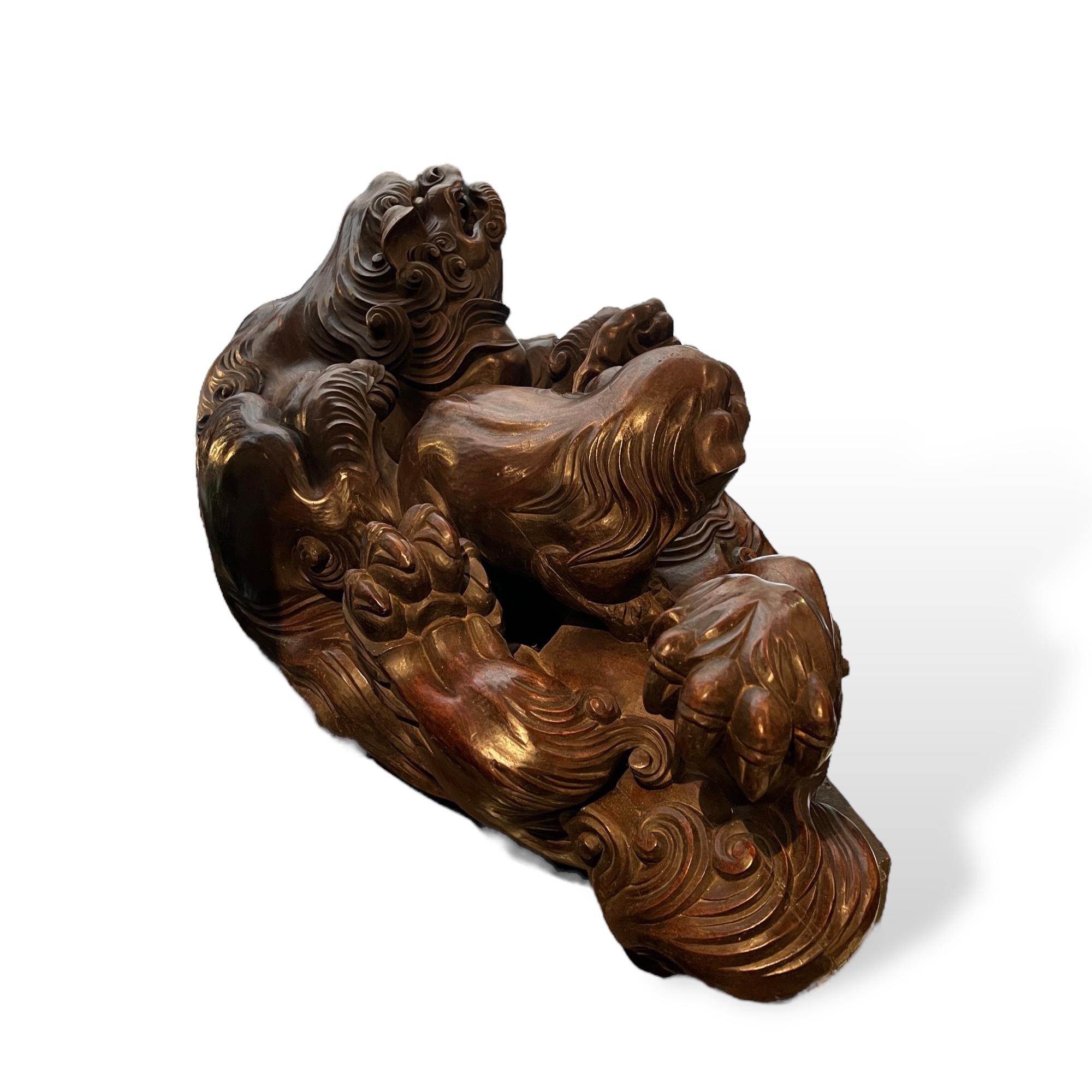 Seltene und massive japanische Holzskulptur von verspielten Löwen aus Holz, signiert, Japan, 19. Jahrhundert (Zedernholz) im Angebot