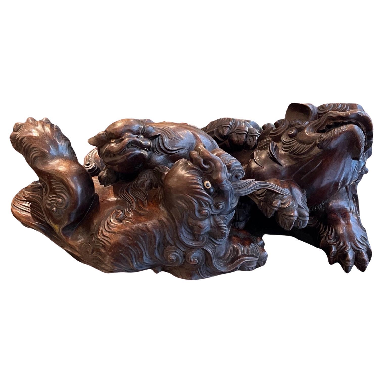 Seltene und massive japanische Holzskulptur von verspielten Löwen aus Holz, signiert, Japan, 19. Jahrhundert im Angebot