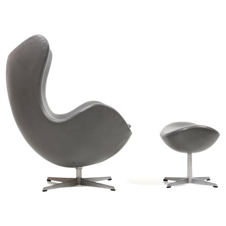 Rare and old Edition Arne Jacobsen Egg Chair / Recliner Chair For Sale